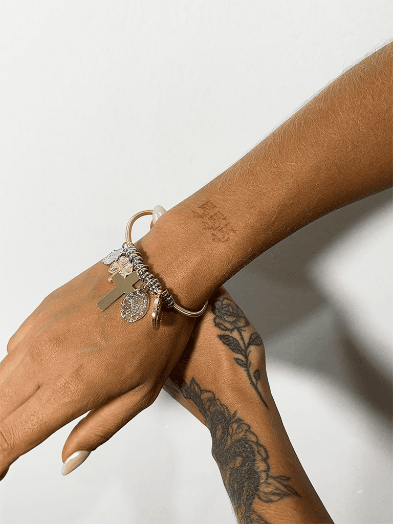 Pulseira Dourada com Pingente de Cruz + Variados