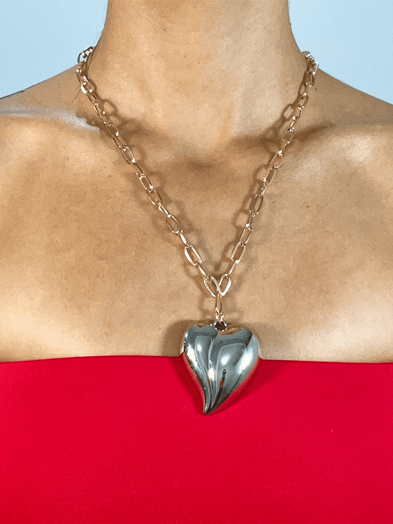 Colar de Corrente Dourada e Pingente de Coração Prata Grande