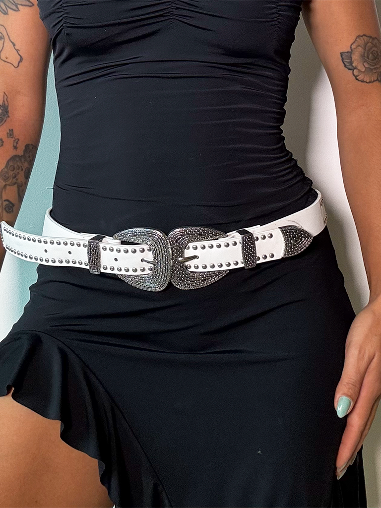 Cinto Country de Couro Sintético Branco com Tachas e Fivela Prata
