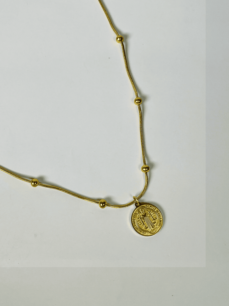Colar Dourado com Medalha Religiosa e Esferas Decorativas