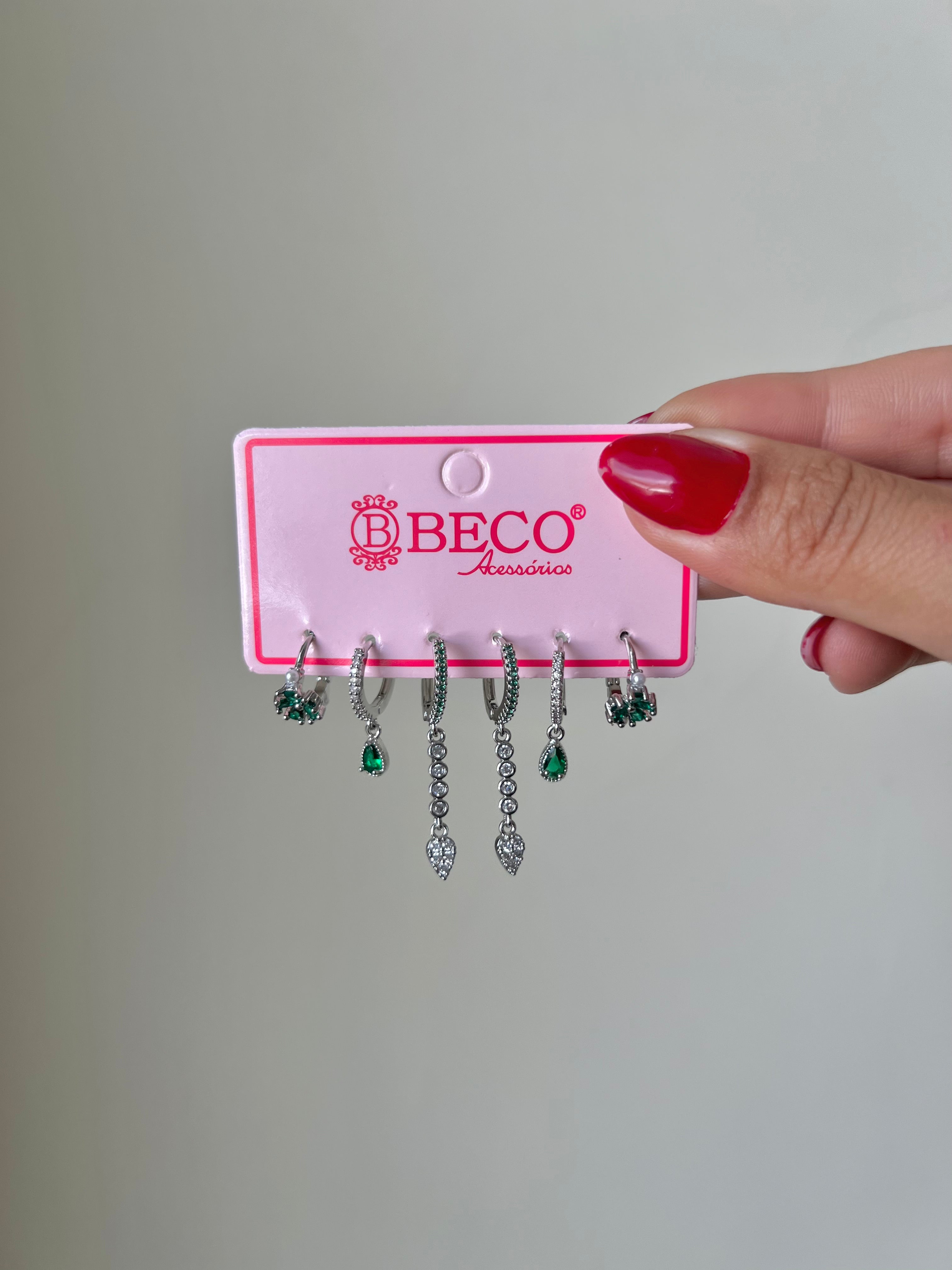 Kit De Brincos Dourados Com Zircônias Verdes E Cristais