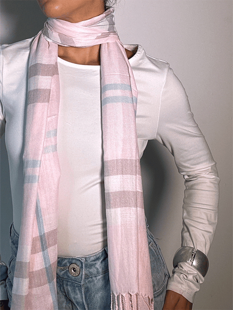 Cachecol Xadrez Rosa Claro com Listras Azul e Bege – Tecido Leve e Aconchegante