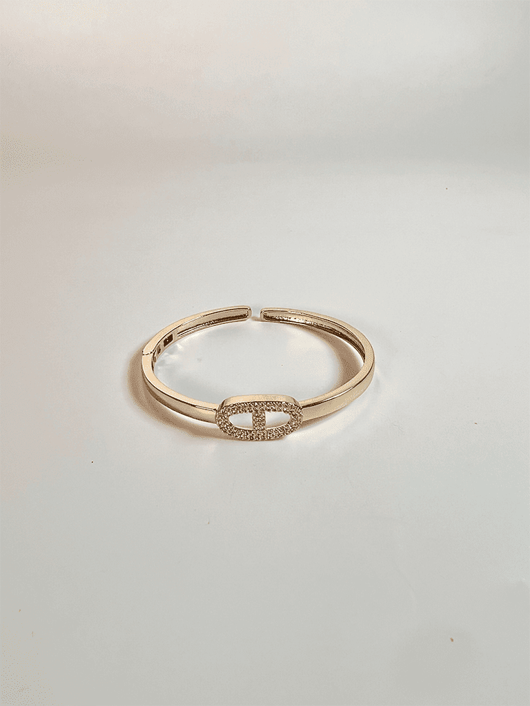 Pulseira Dourada Aberta com Detalhe Oval Cravejado
