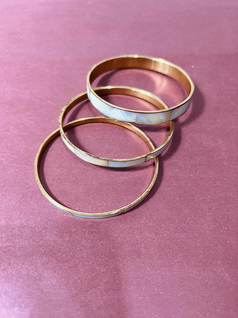 Conjunto de Braceletes Boho de Metal Dourado e Resina Perolada