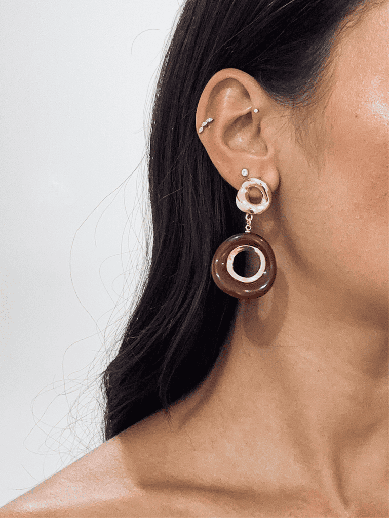 Brinco Boho de Metal Dourado Com Resina Marrom Redonda