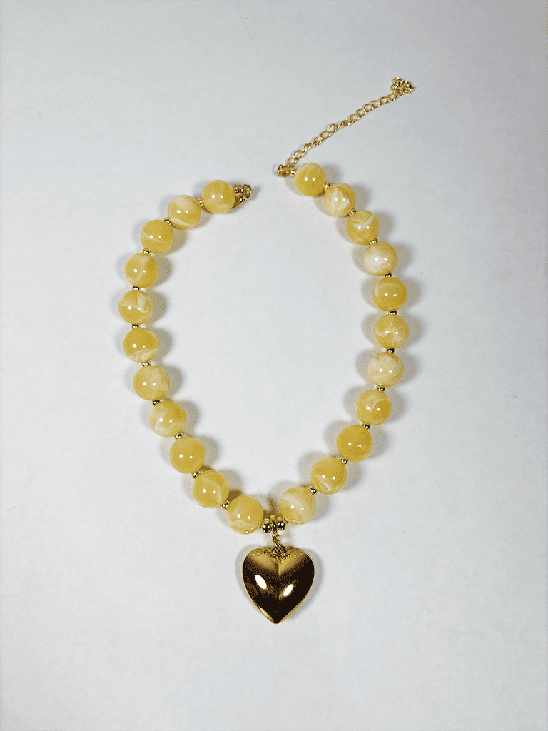 Colar Boho de Pérolas com Pingente de Metal Dourado com Formato de Coração