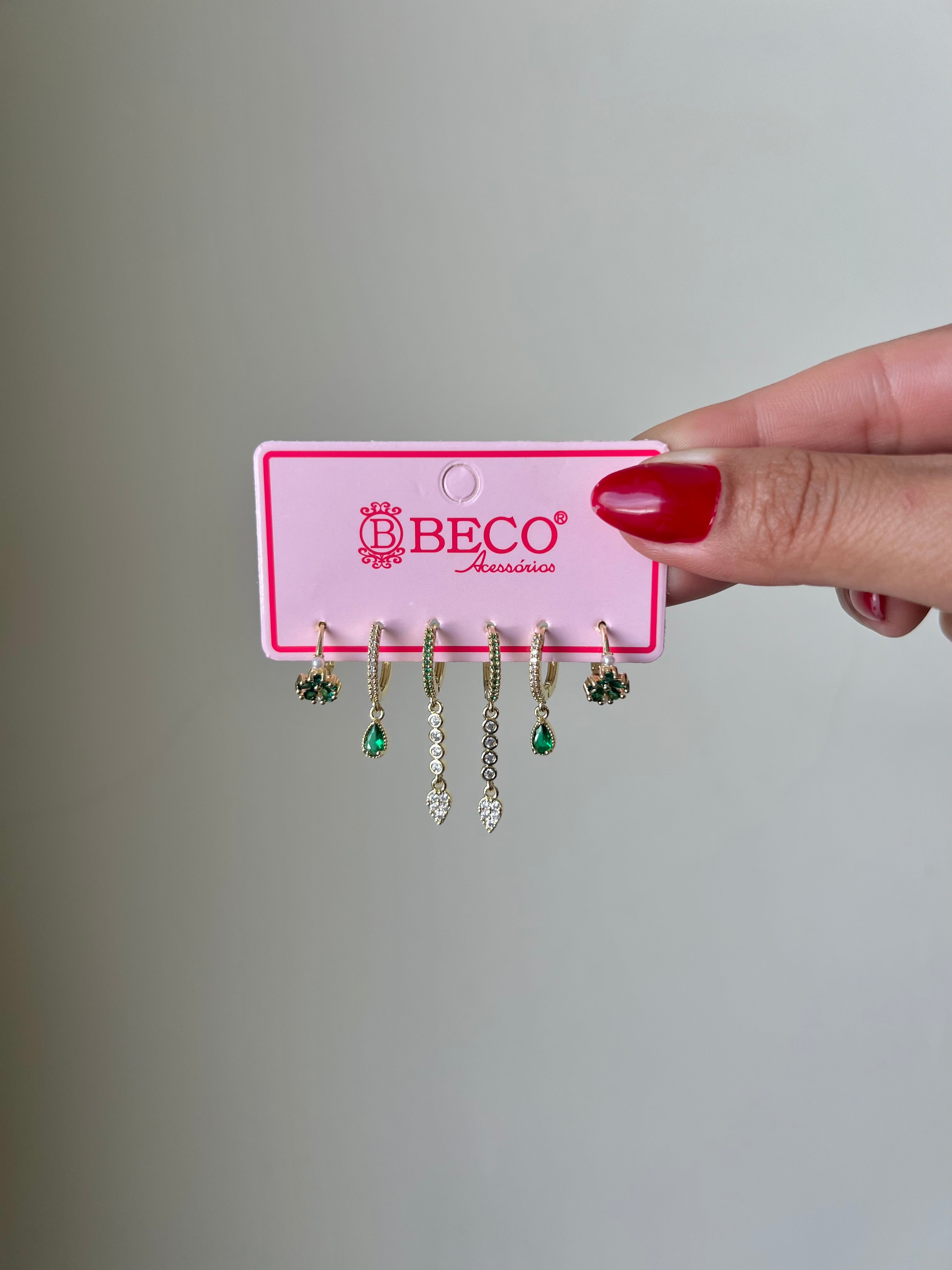 Kit De Brincos Dourados Com Zircônias Verdes E Cristais