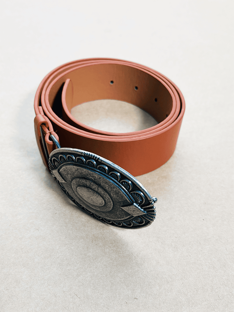 Cinto Cowboy de Couro Sintético Cor Terra com Fivela de Metal