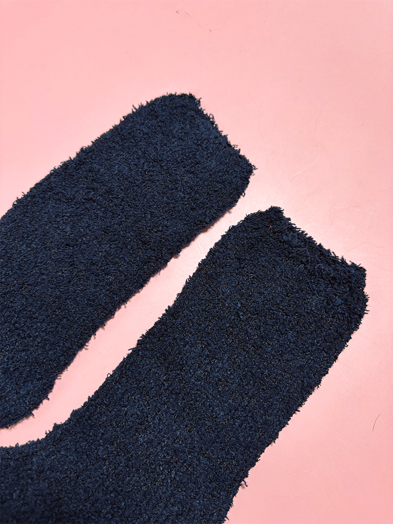 Meia Azul de Lã Peluda – Conforto Térmico para os Dias Frios