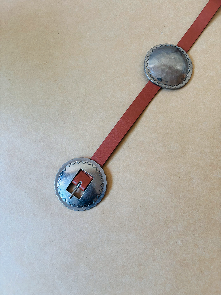 Cinto de Couro Sintético Cor Terra com Fivela de Metal Redonda