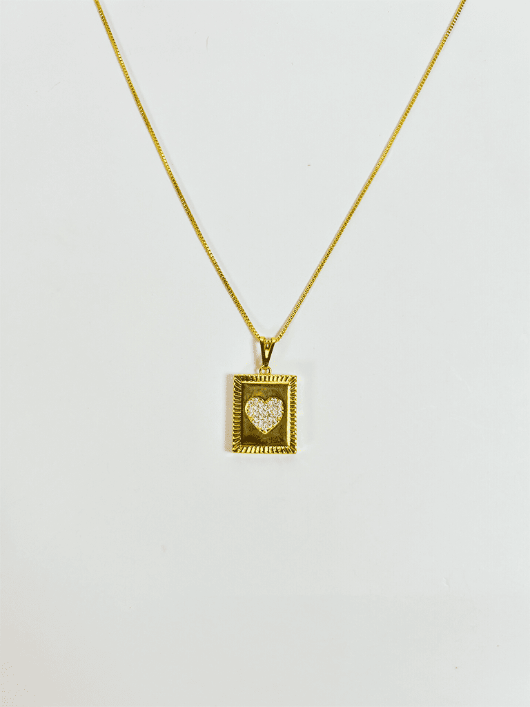 Colar Dourado com Pingente Moldura e Coração de Zircônias
