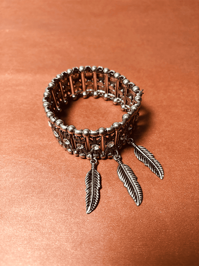 Pulseira Boho de Metal Prata com Penas