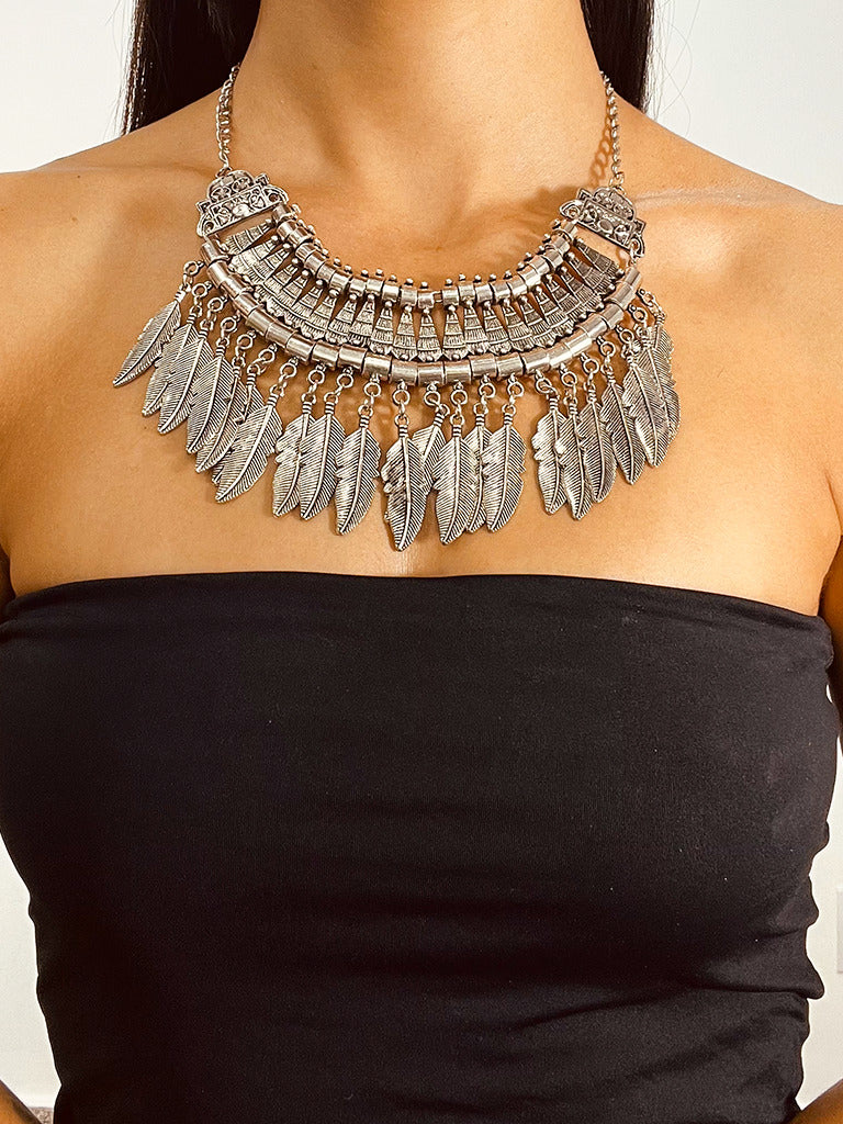 Colar Boho de Metal Prata com Penas