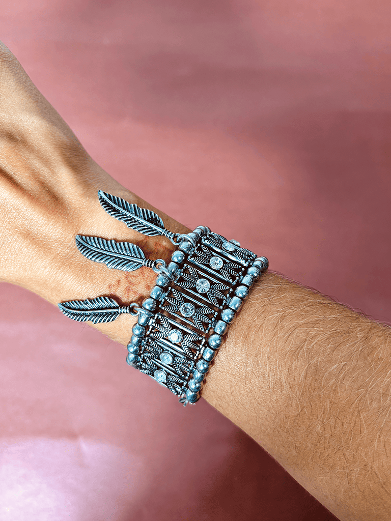 Pulseira Boho de Metal Prata com Penas