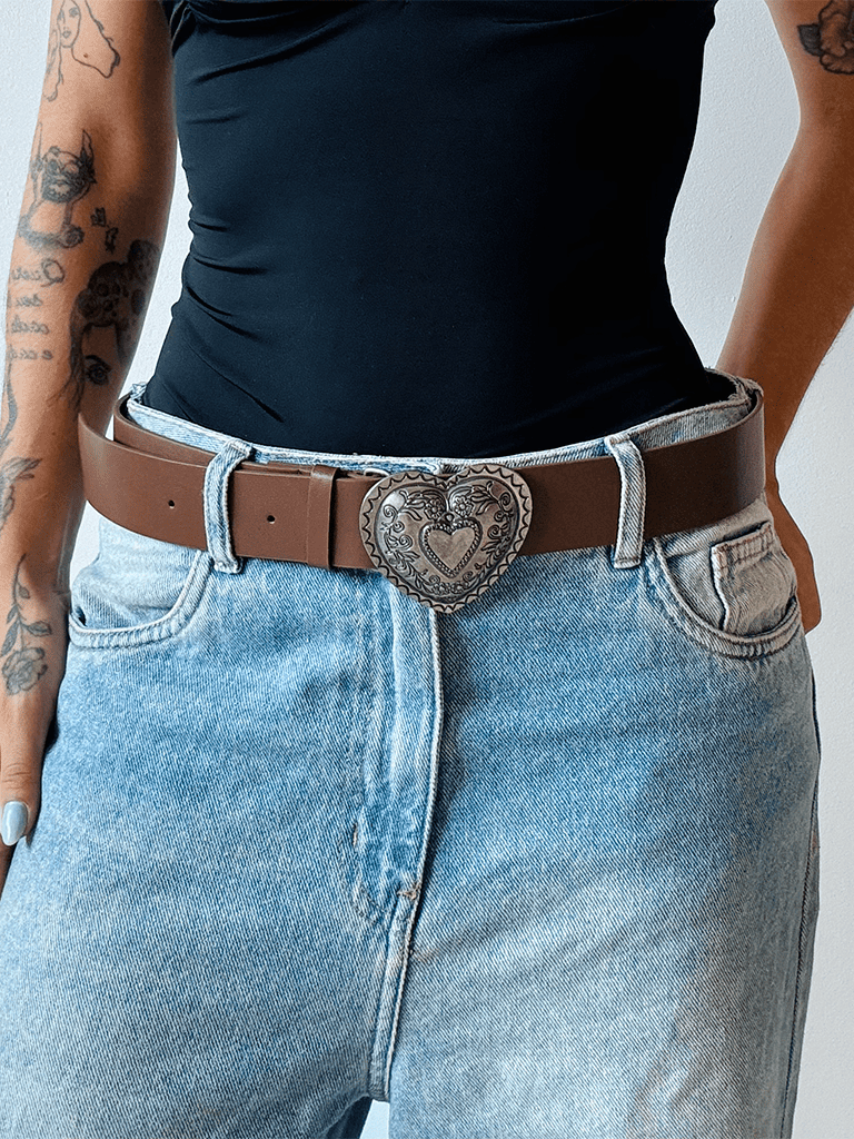 Cinto de Couro Sintético Marrom com Fivela de Metal de Coração