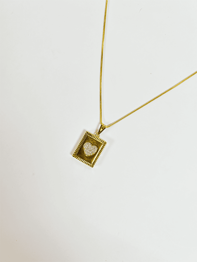 Colar Dourado com Pingente Moldura e Coração de Zircônias