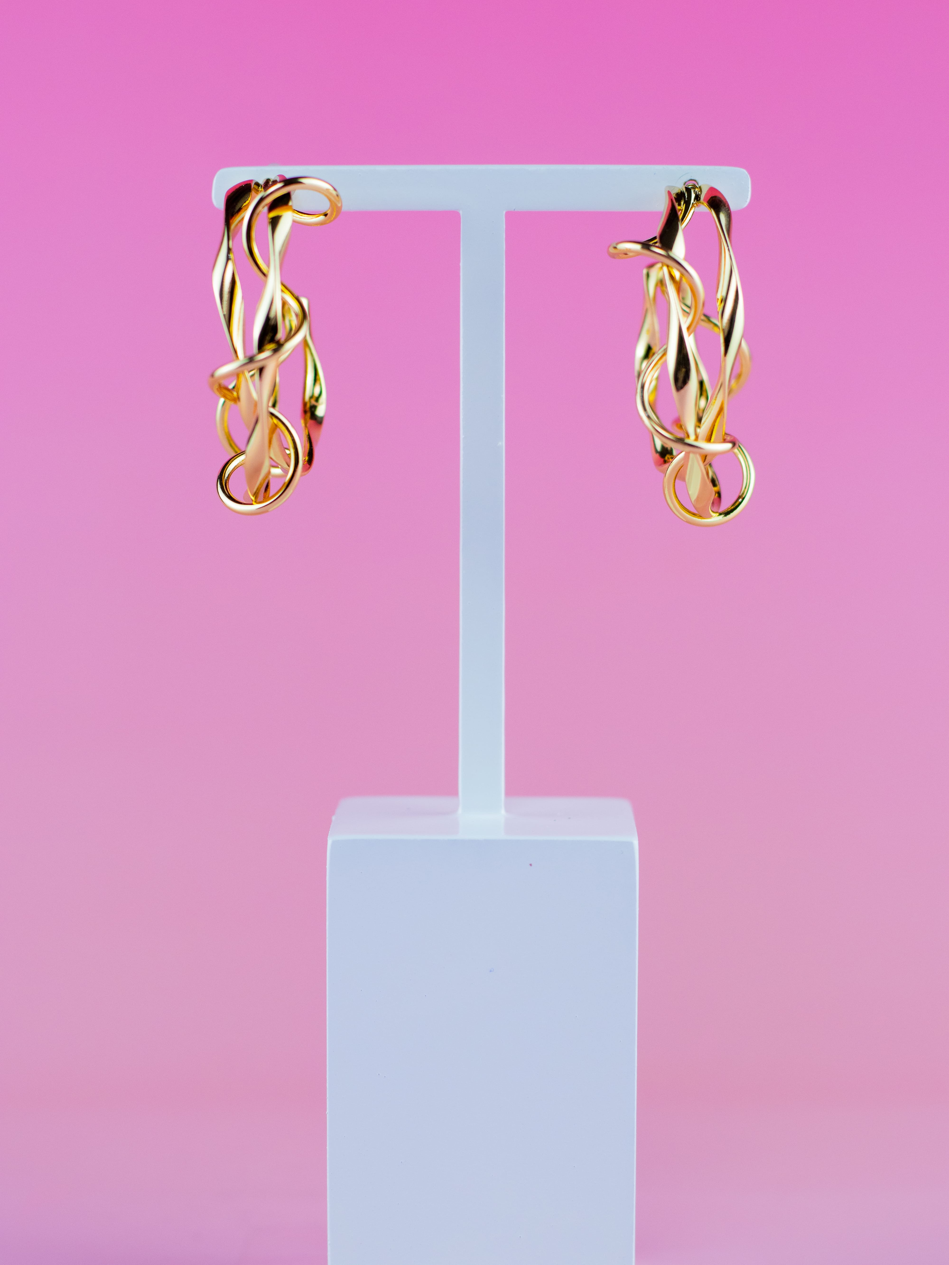 Argola de Aro Trançado de Metal Dourado