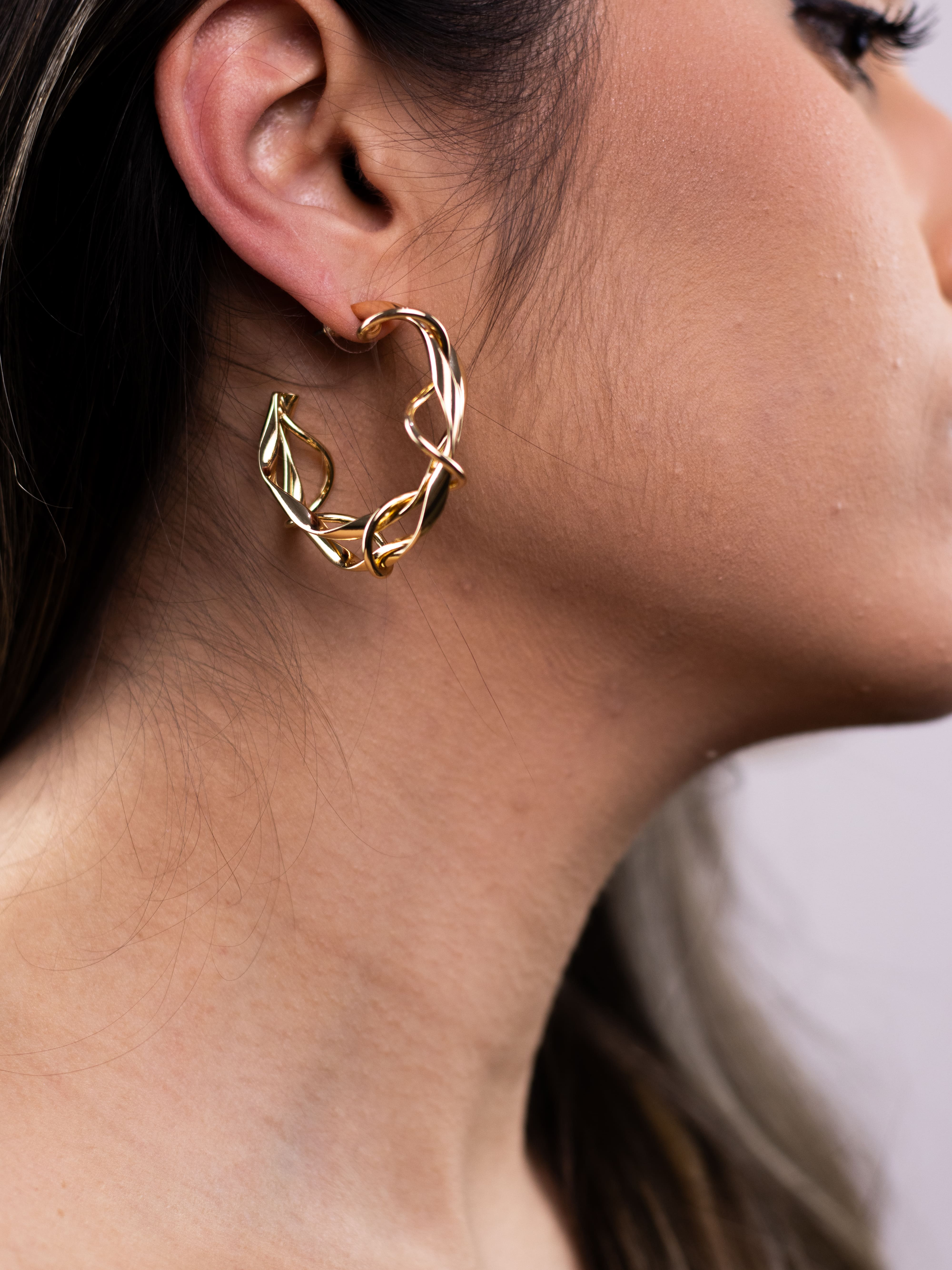 Argola de Aro Trançado de Metal Dourado