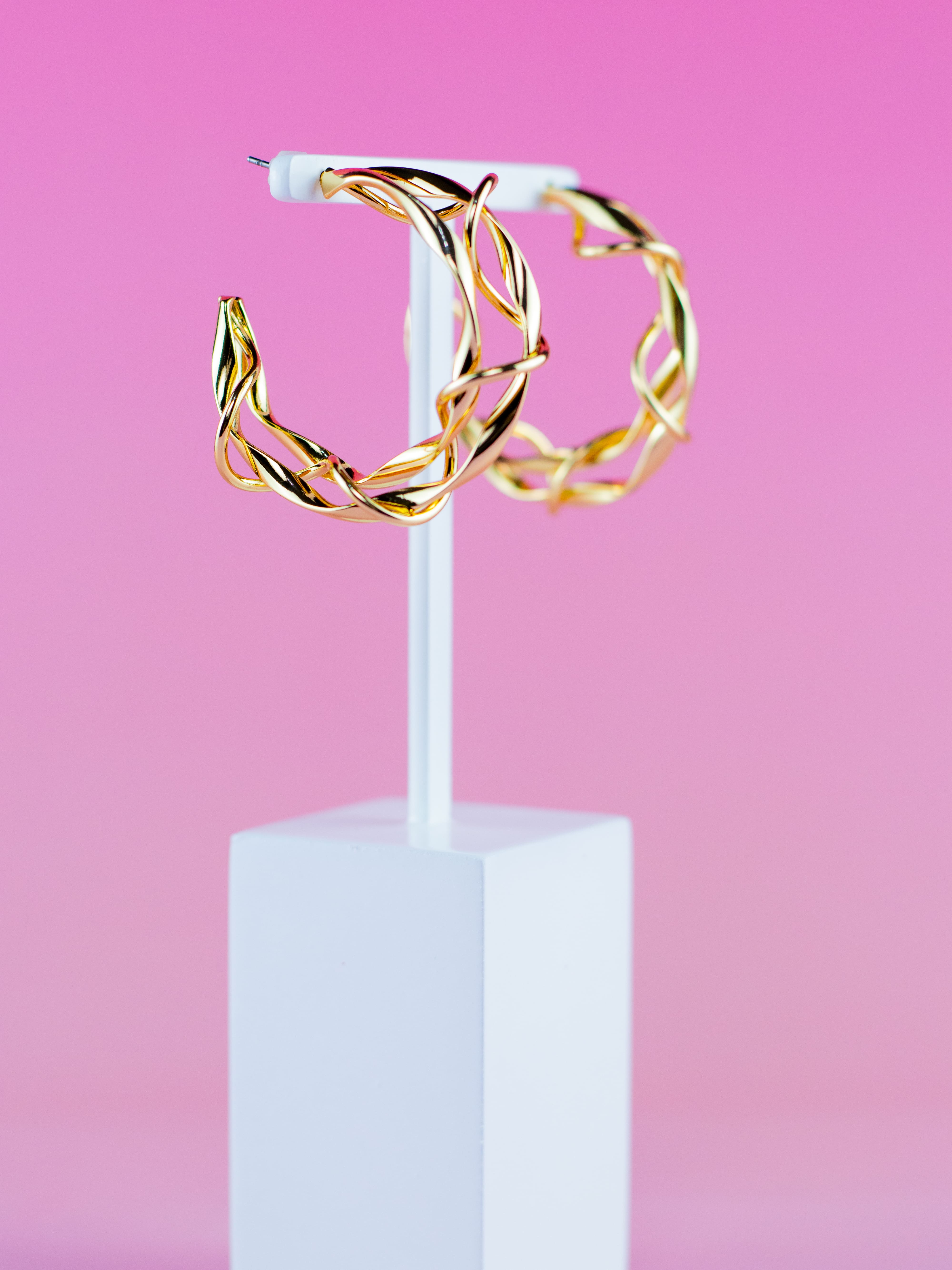 Argola de Aro Trançado de Metal Dourado