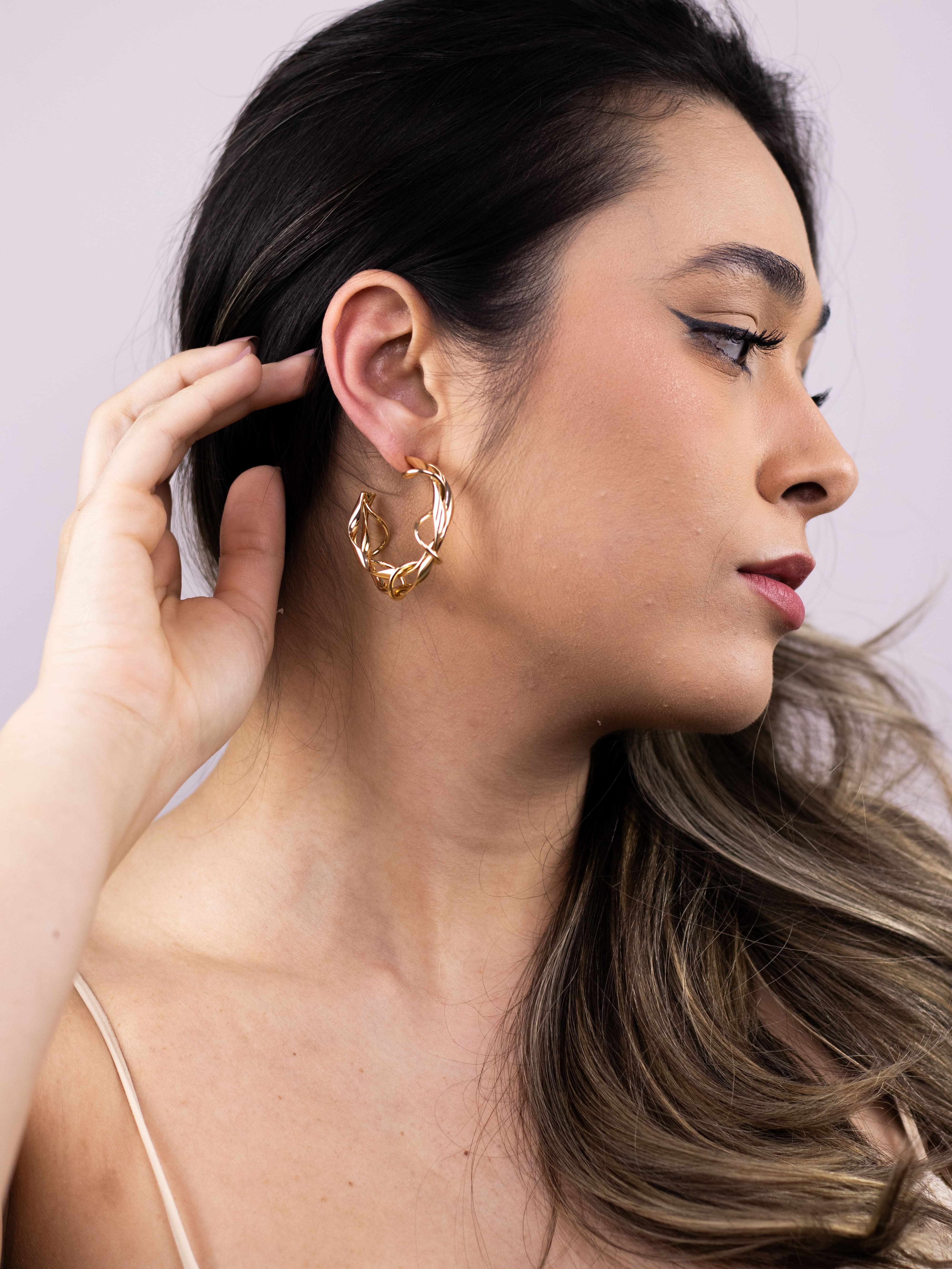 Argola de Aro Trançado de Metal Dourado