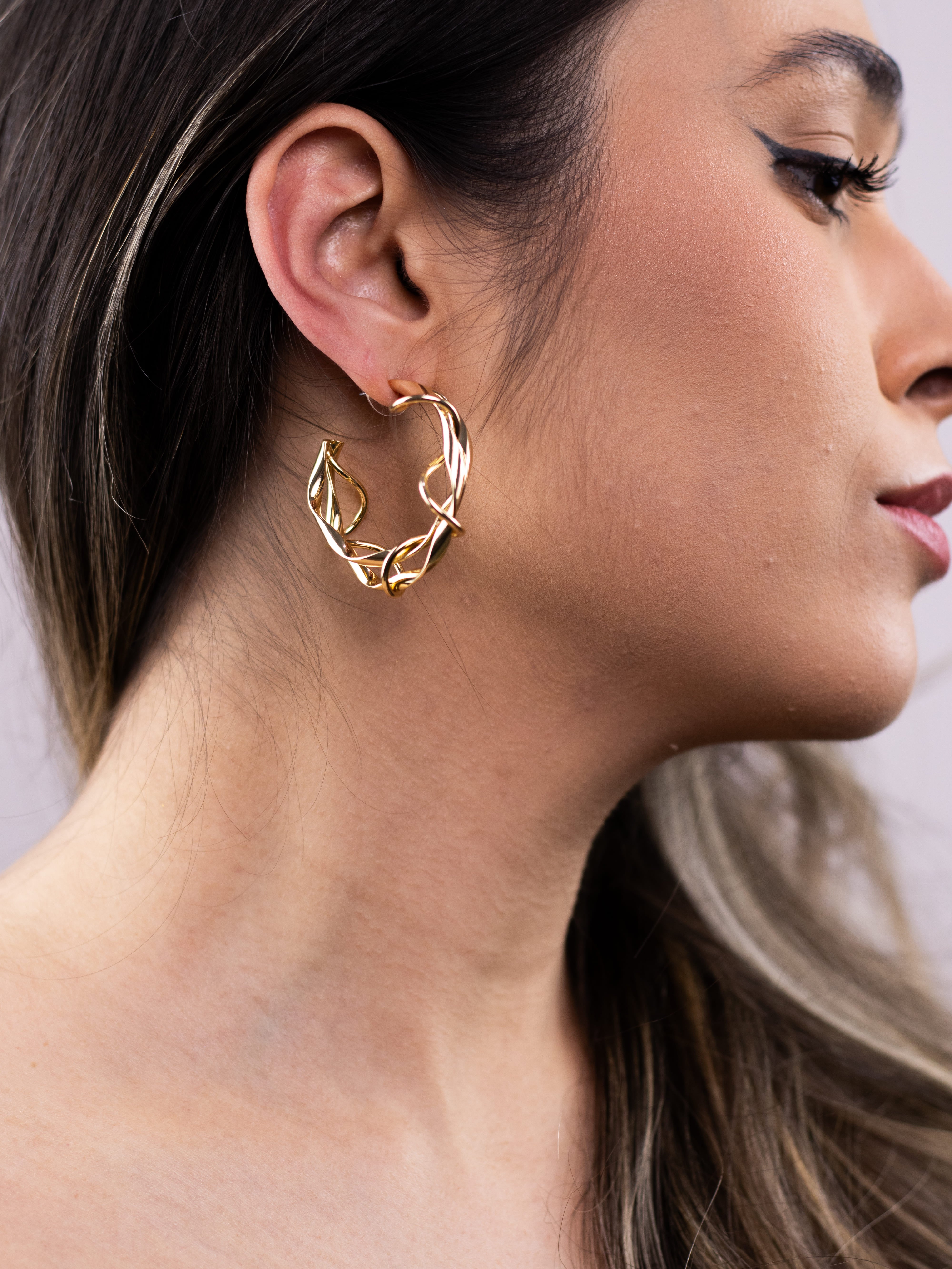 Argola de Aro Trançado de Metal Dourado