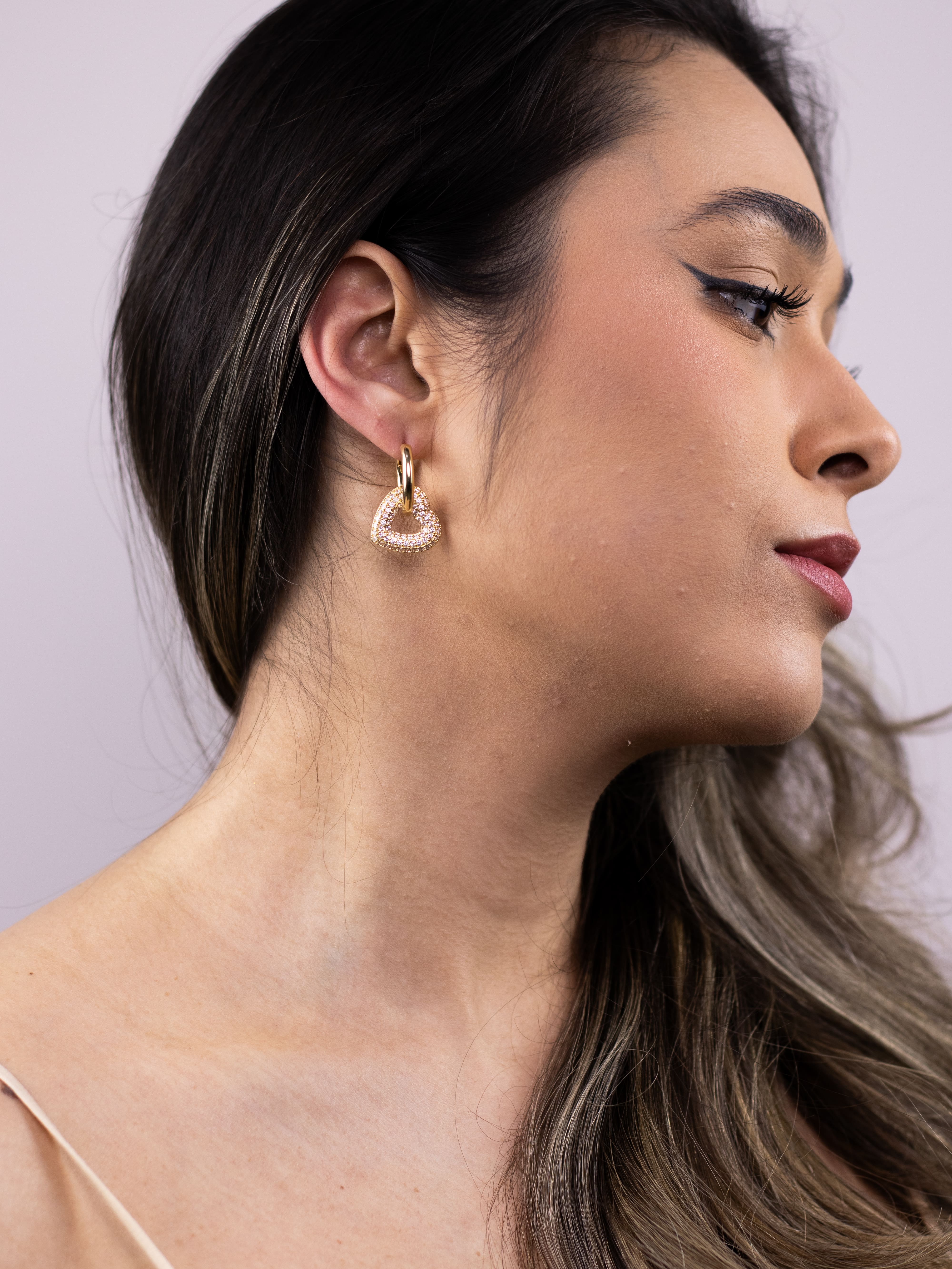 Argola com Pingente Dourado de Coração Cravejado Vazado