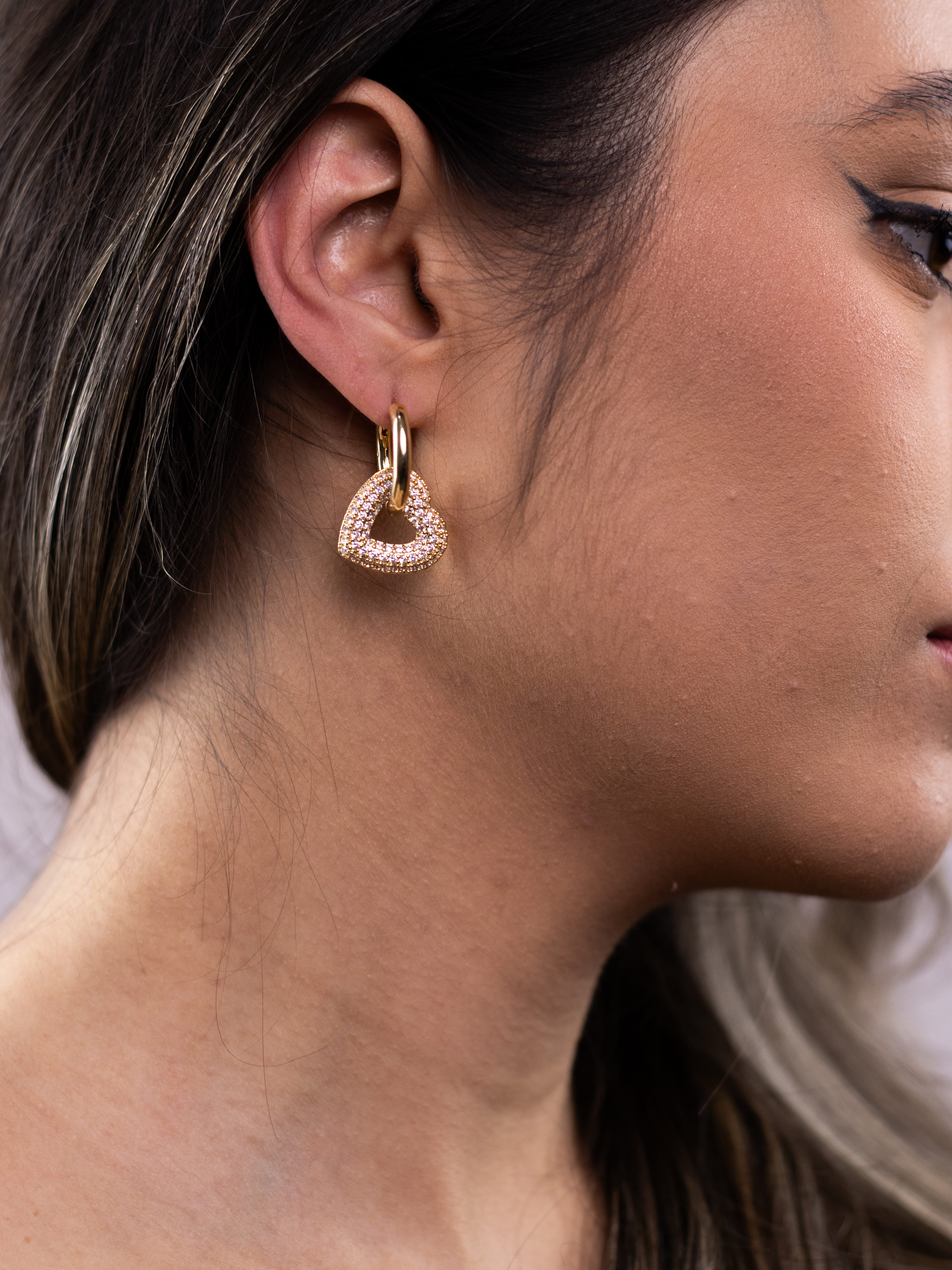 Argola com Pingente Dourado de Coração Cravejado Vazado