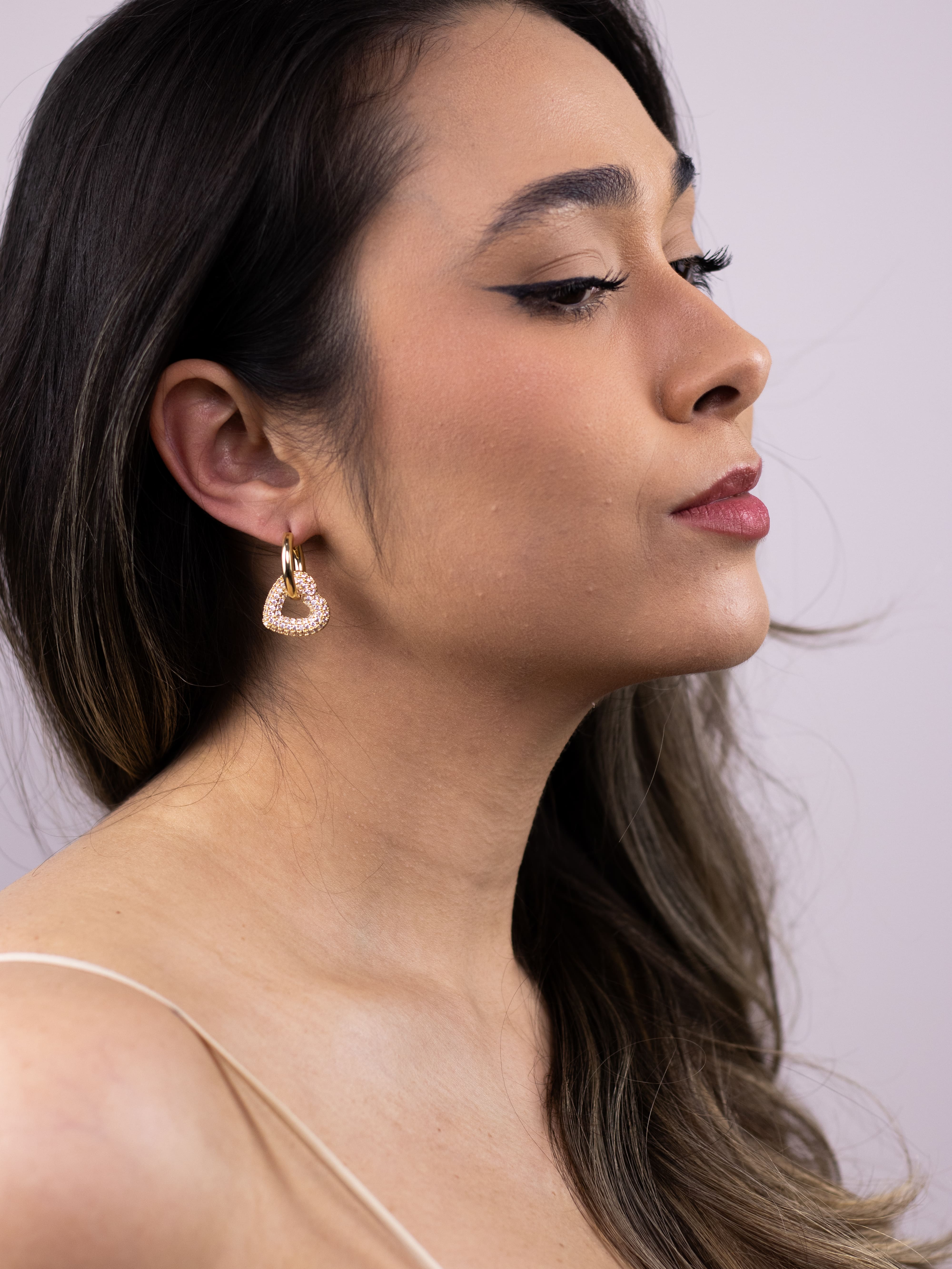 Argola com Pingente Dourado de Coração Cravejado Vazado