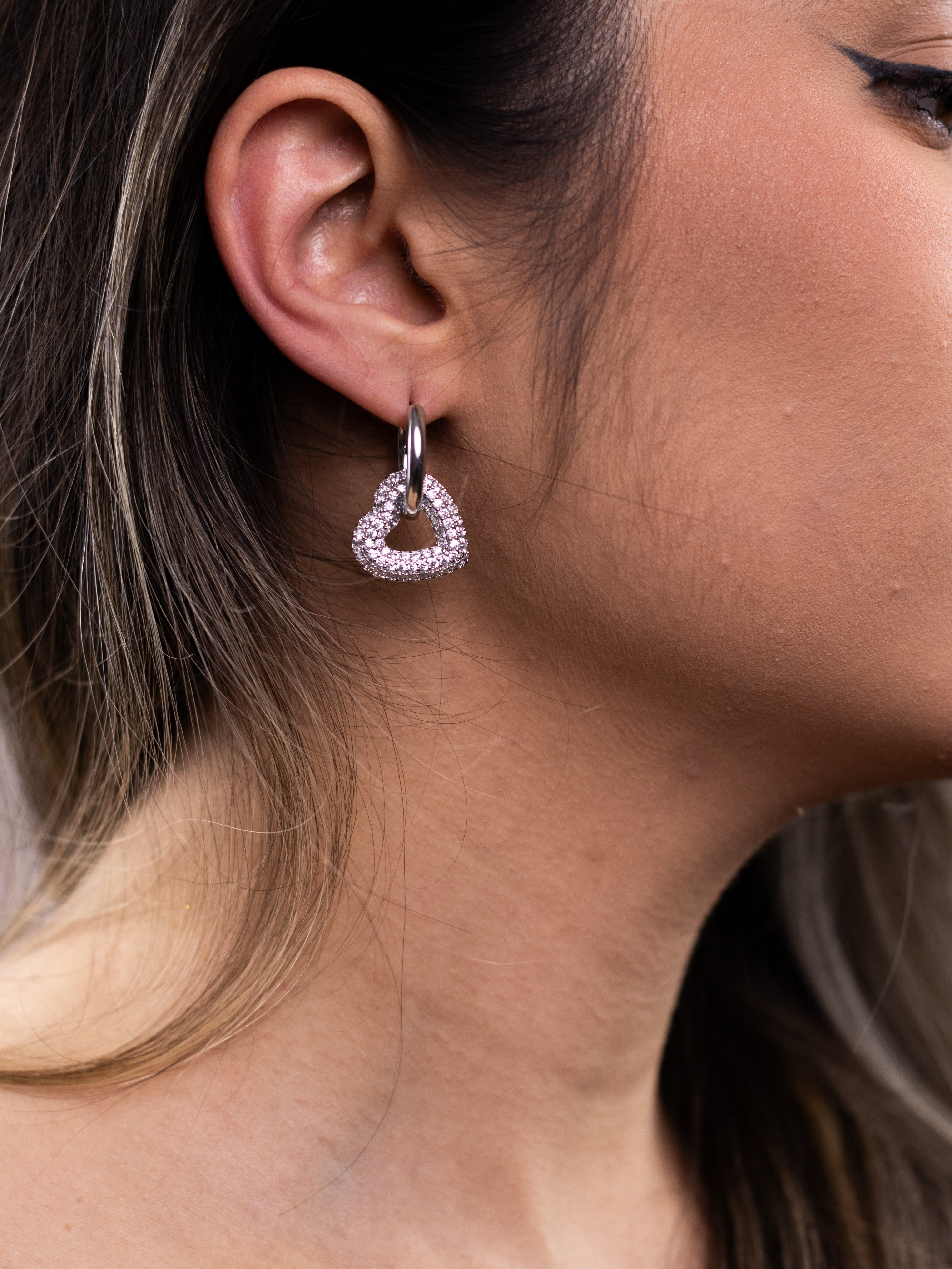 Argola com Pingente Prata de Coração Cravejado Vazado