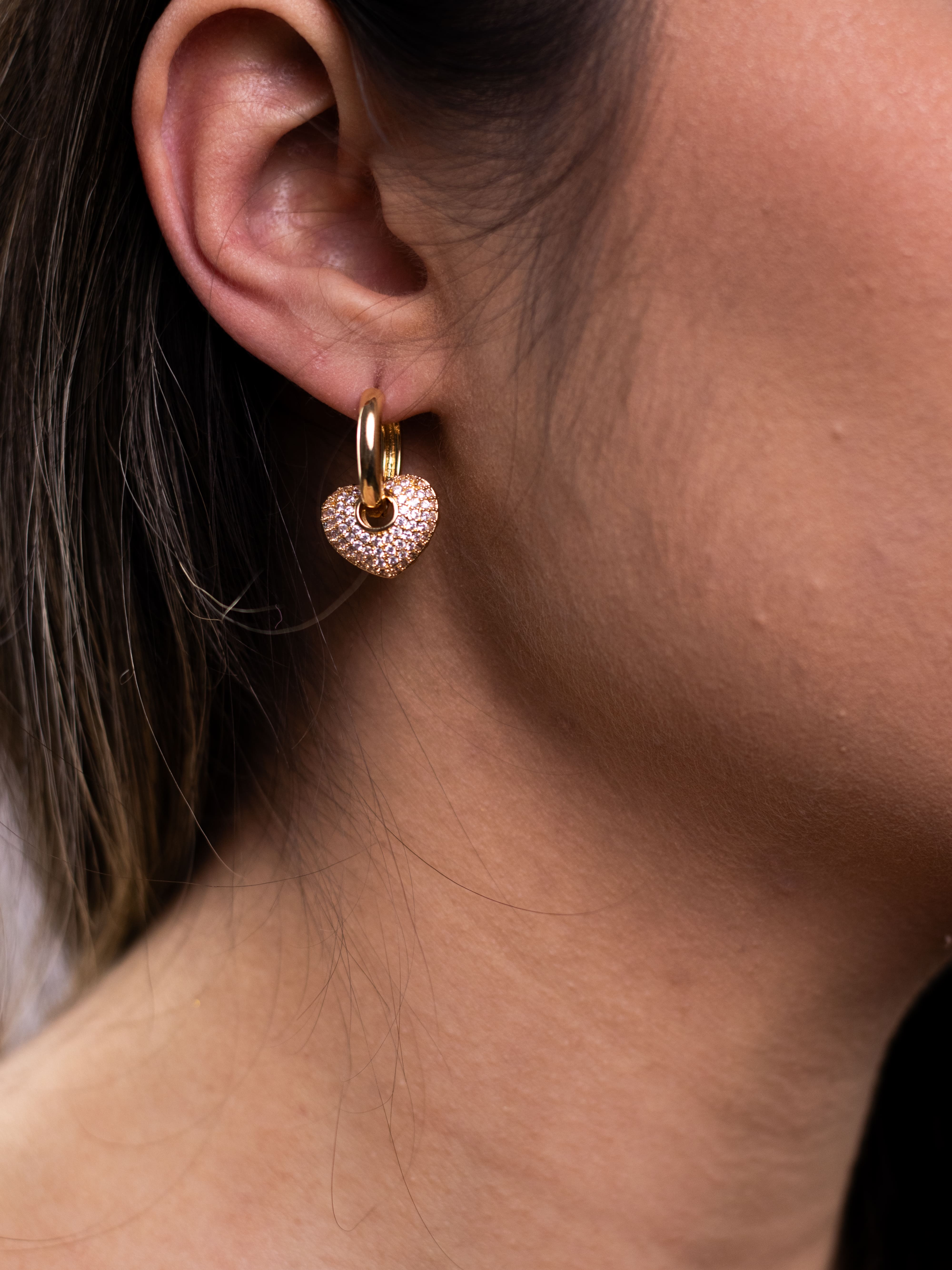 Argola Dourada com Pingente de Coração de Zircônia