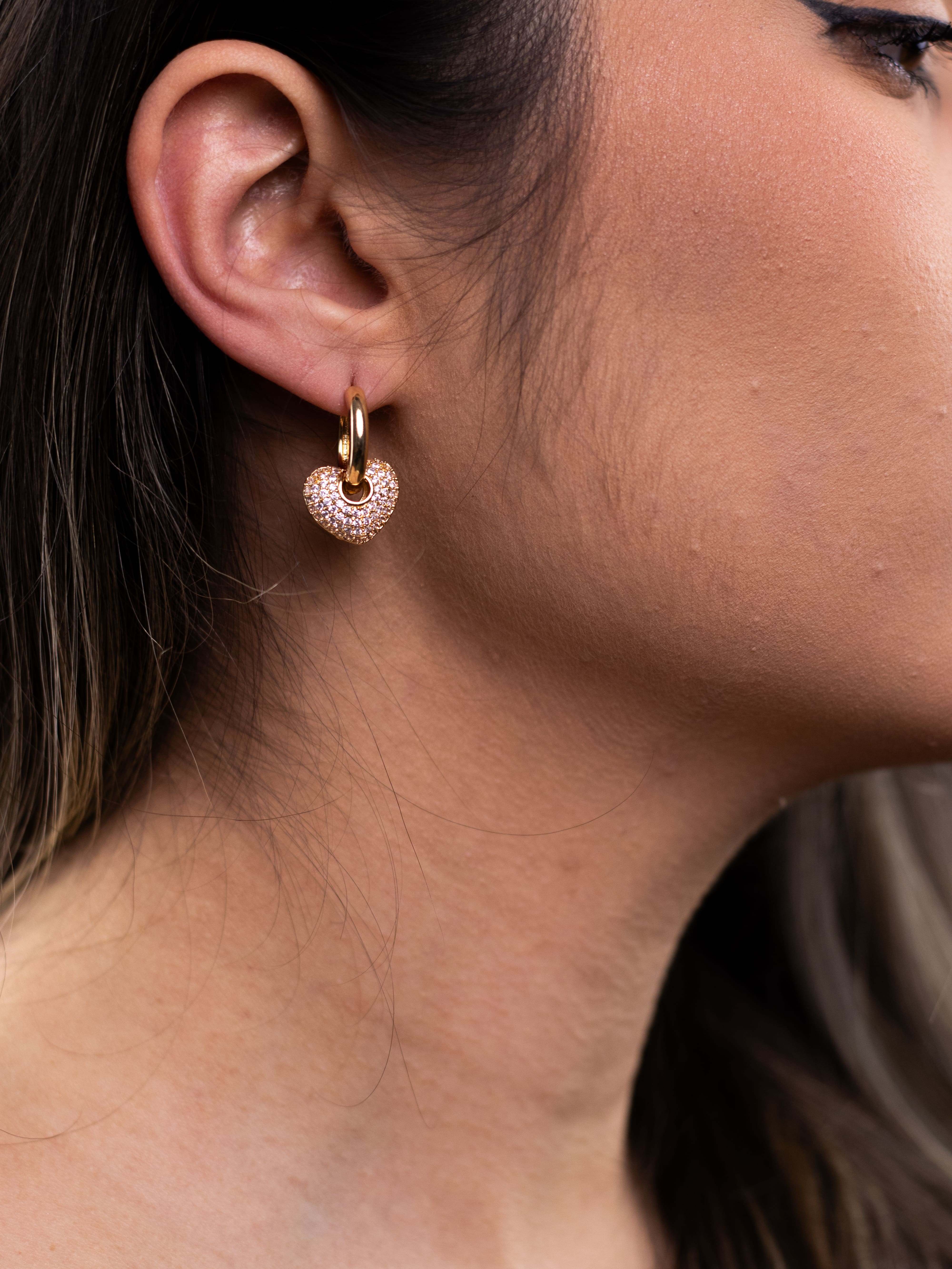 Argola Dourada com Pingente de Coração de Zircônia