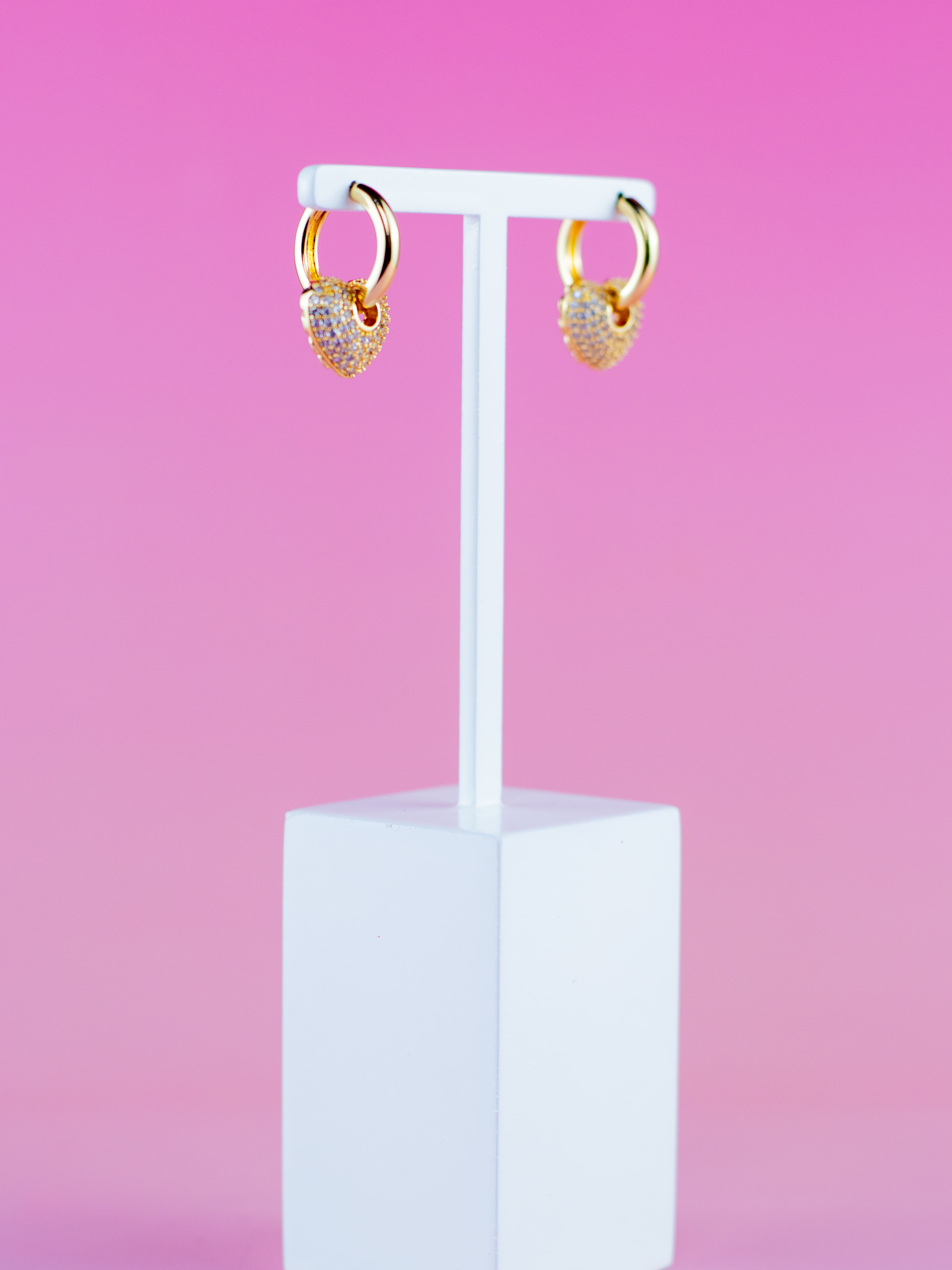 Argola Dourada com Pingente de Coração de Zircônia