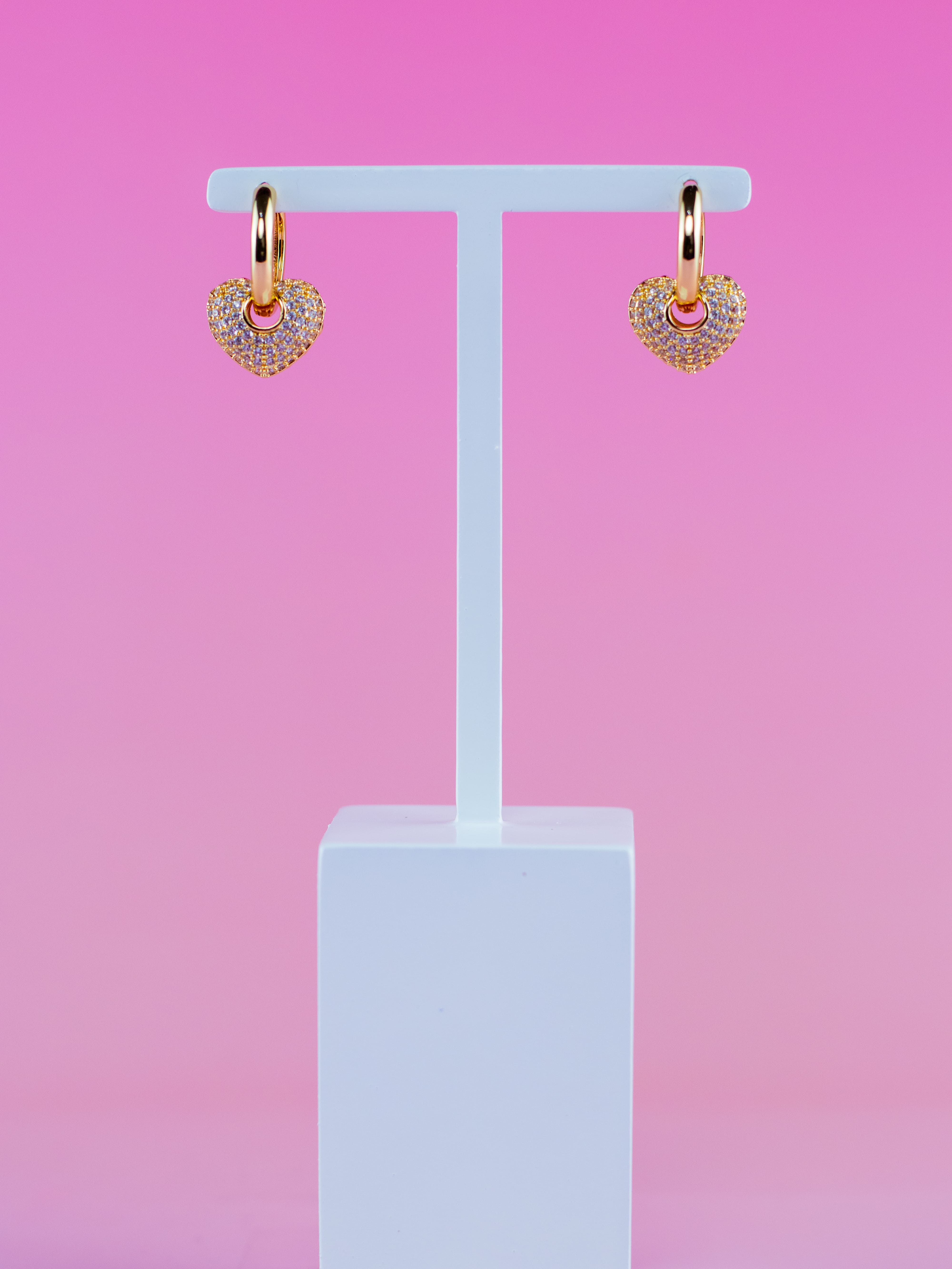 Argola Dourada com Pingente de Coração de Zircônia