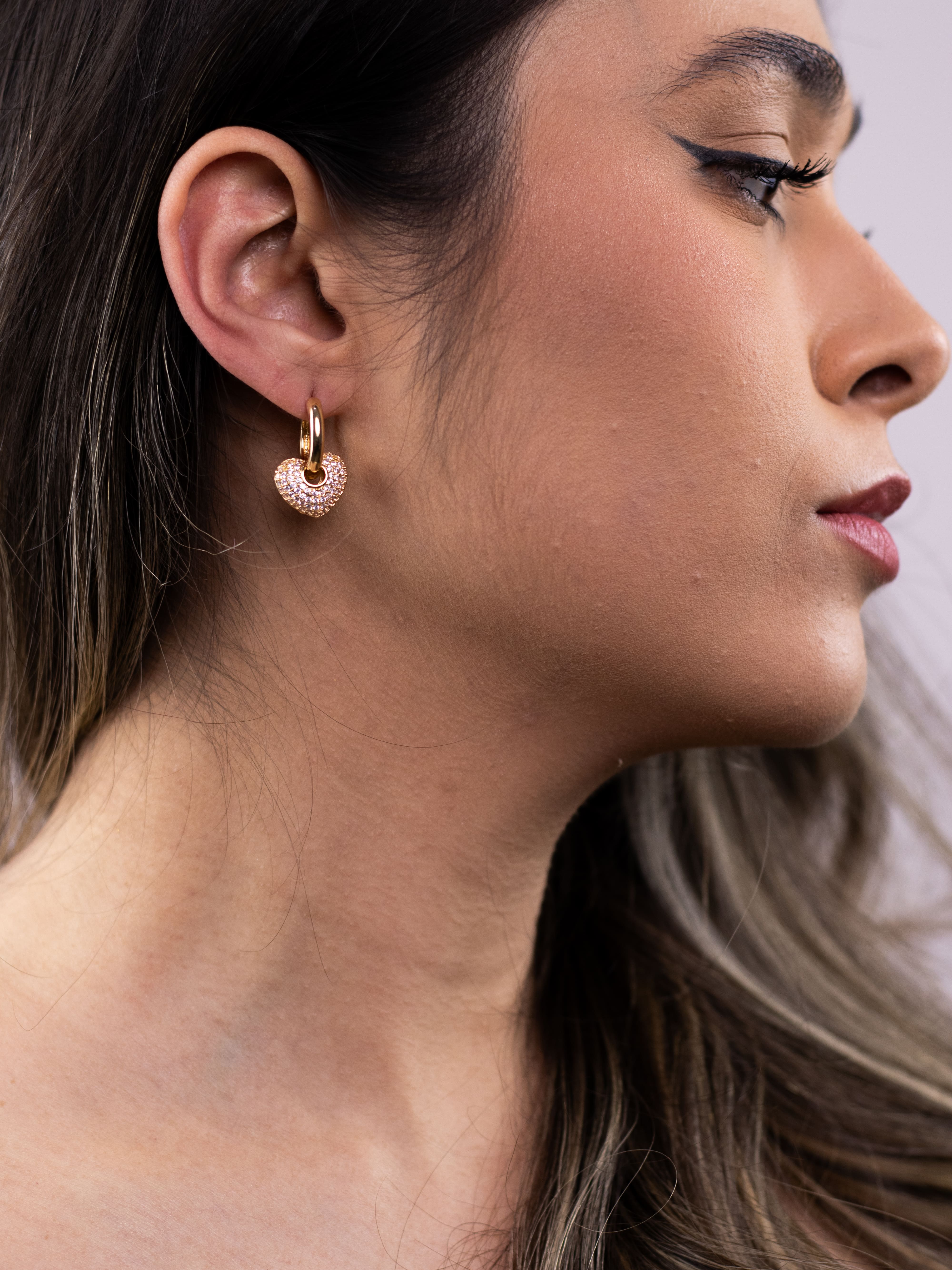 Argola Dourada com Pingente de Coração de Zircônia