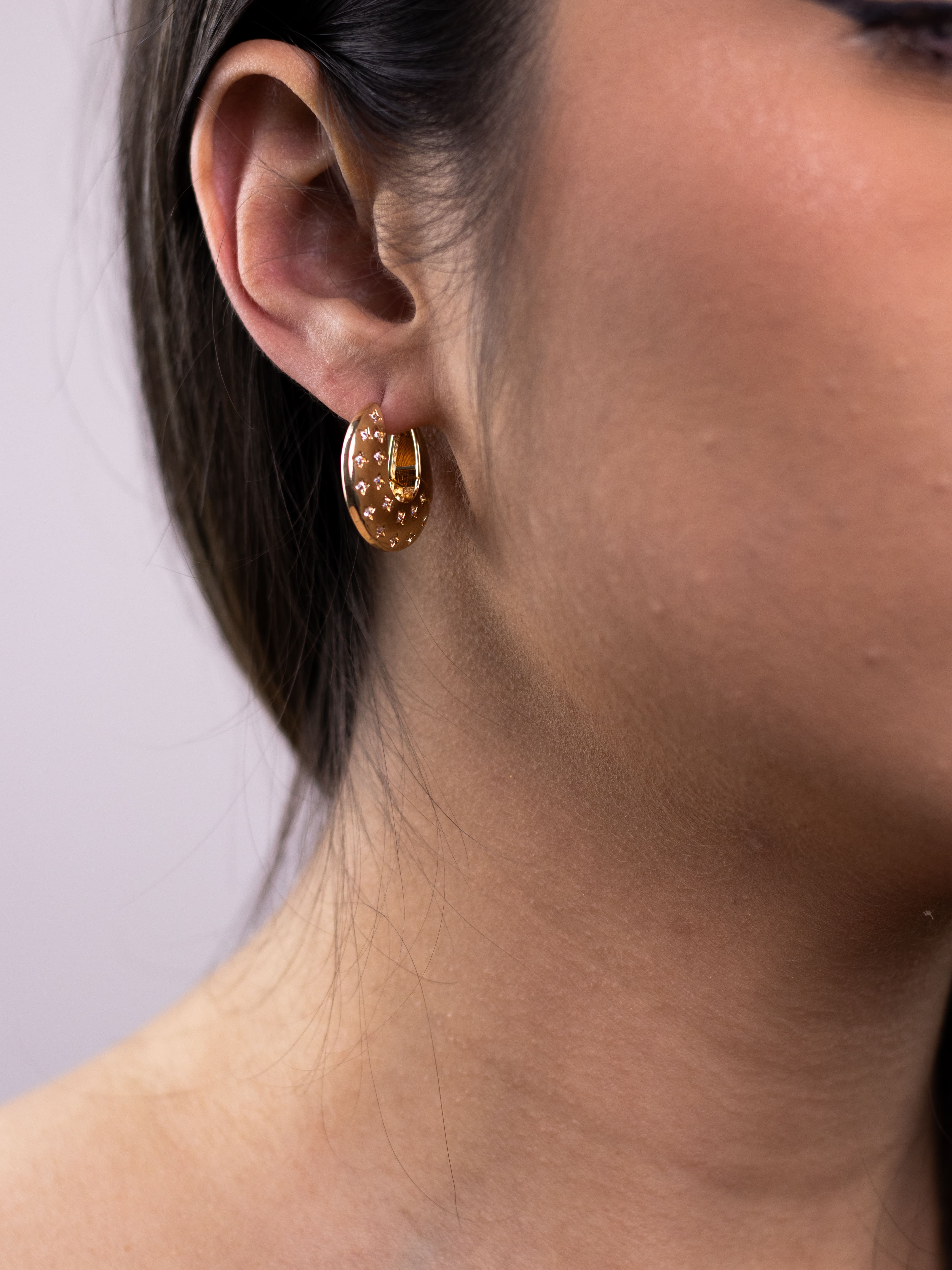 Argola Dourada de Metal Lisa com Zircônia Cravejada