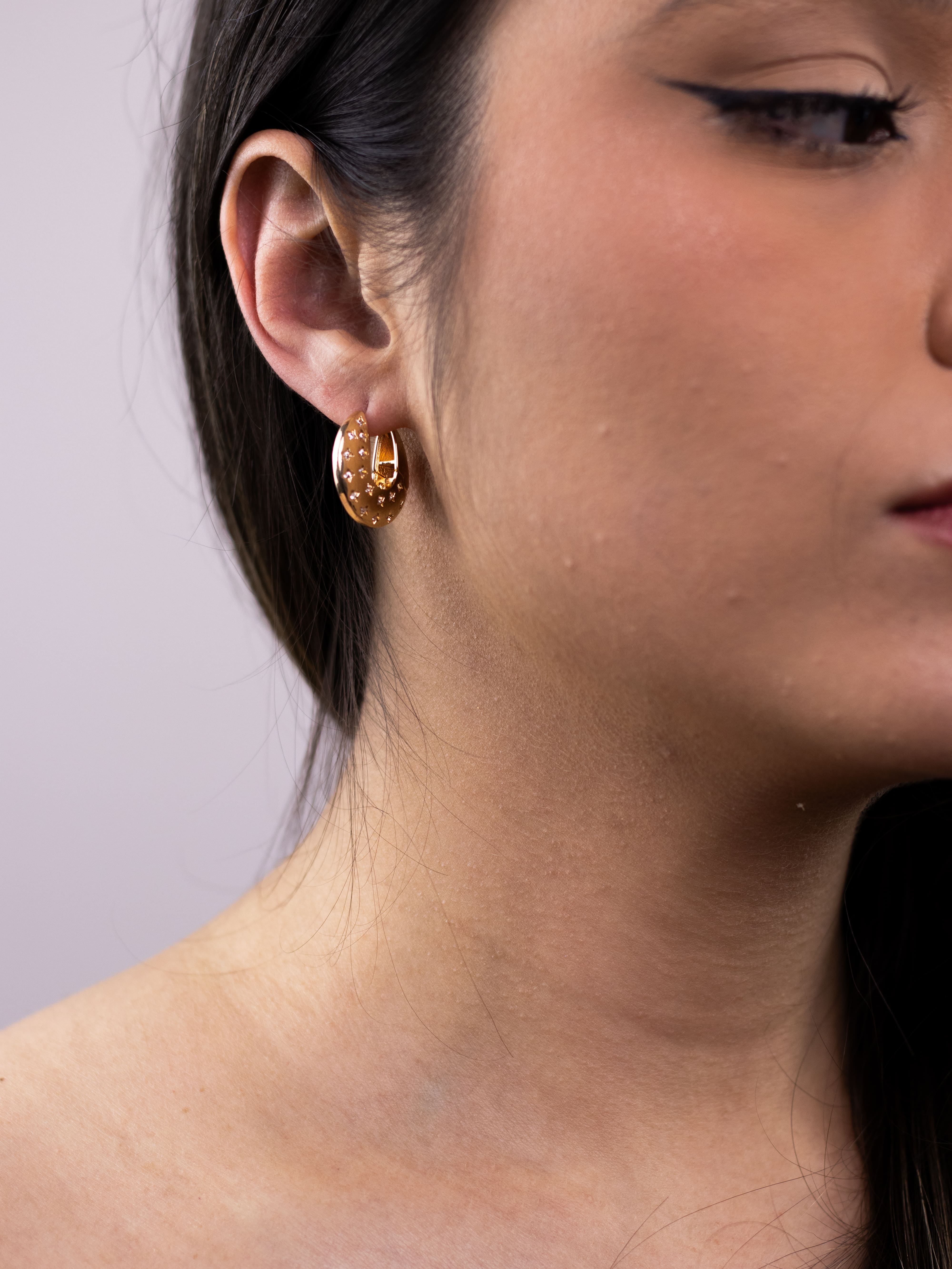 Argola Dourada de Metal Lisa com Zircônia Cravejada