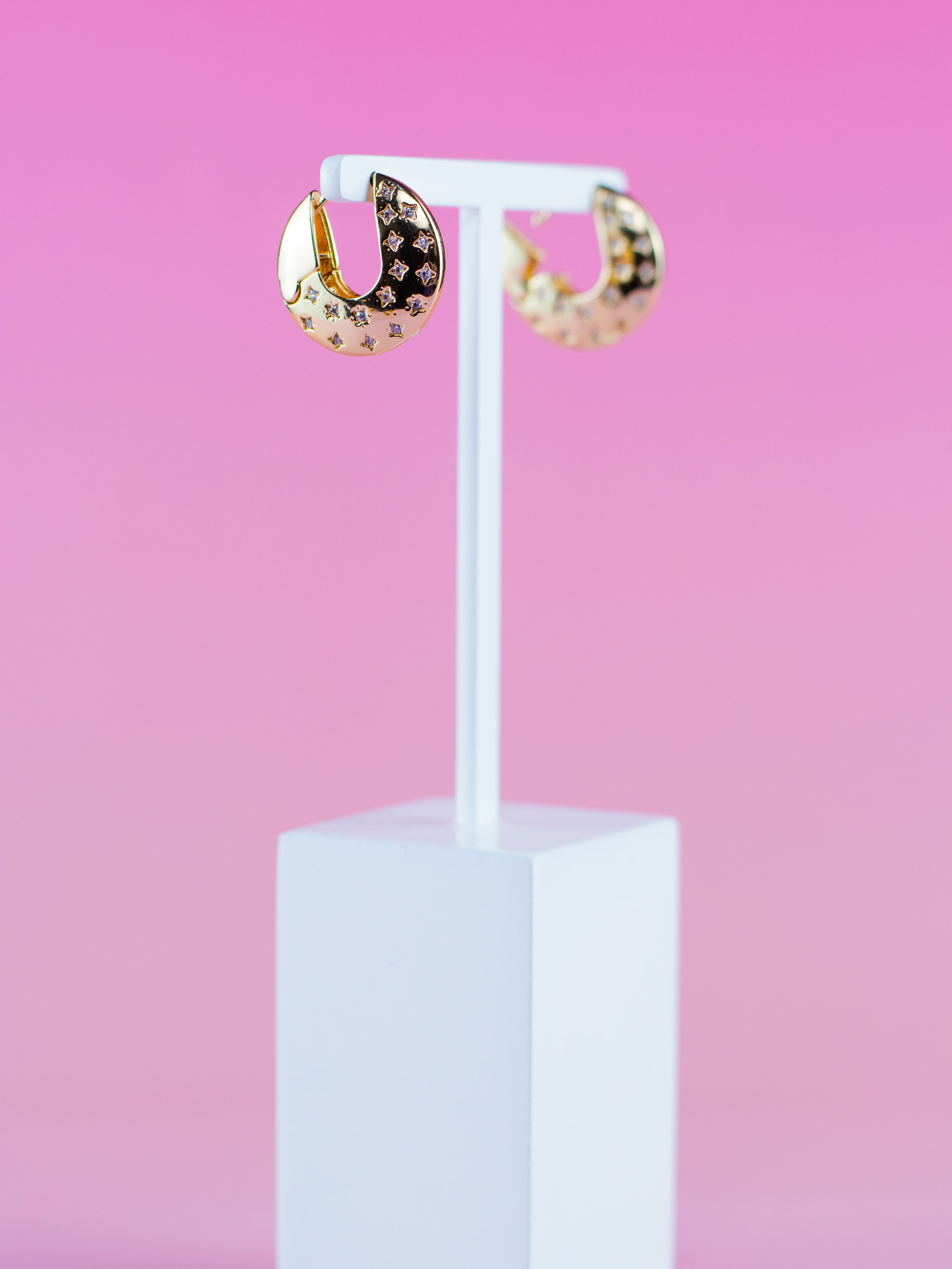 Argola Dourada de Metal Lisa com Zircônia Cravejada