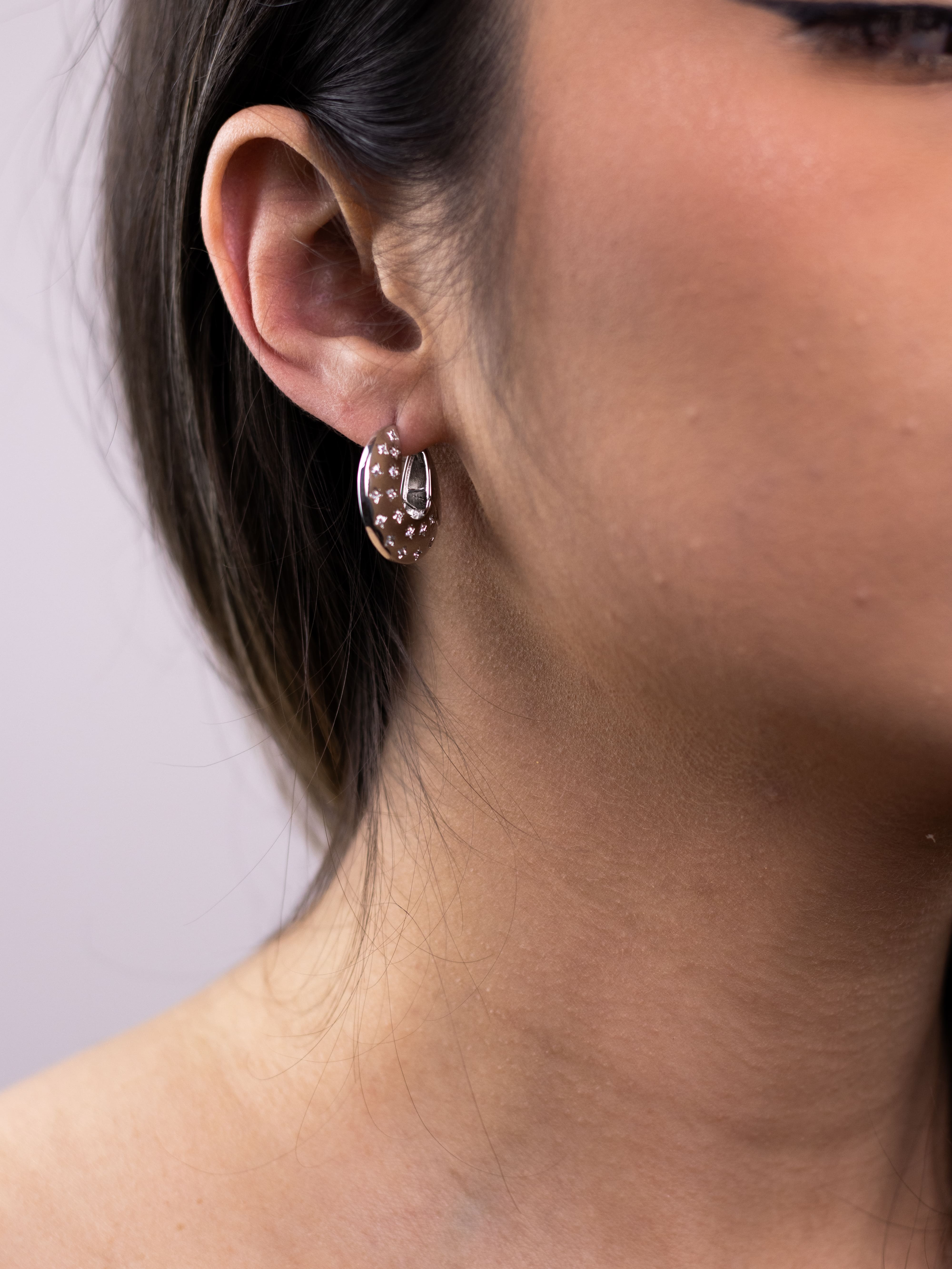 Argola Prata de Metal Lisa com Zircônia Cravejada