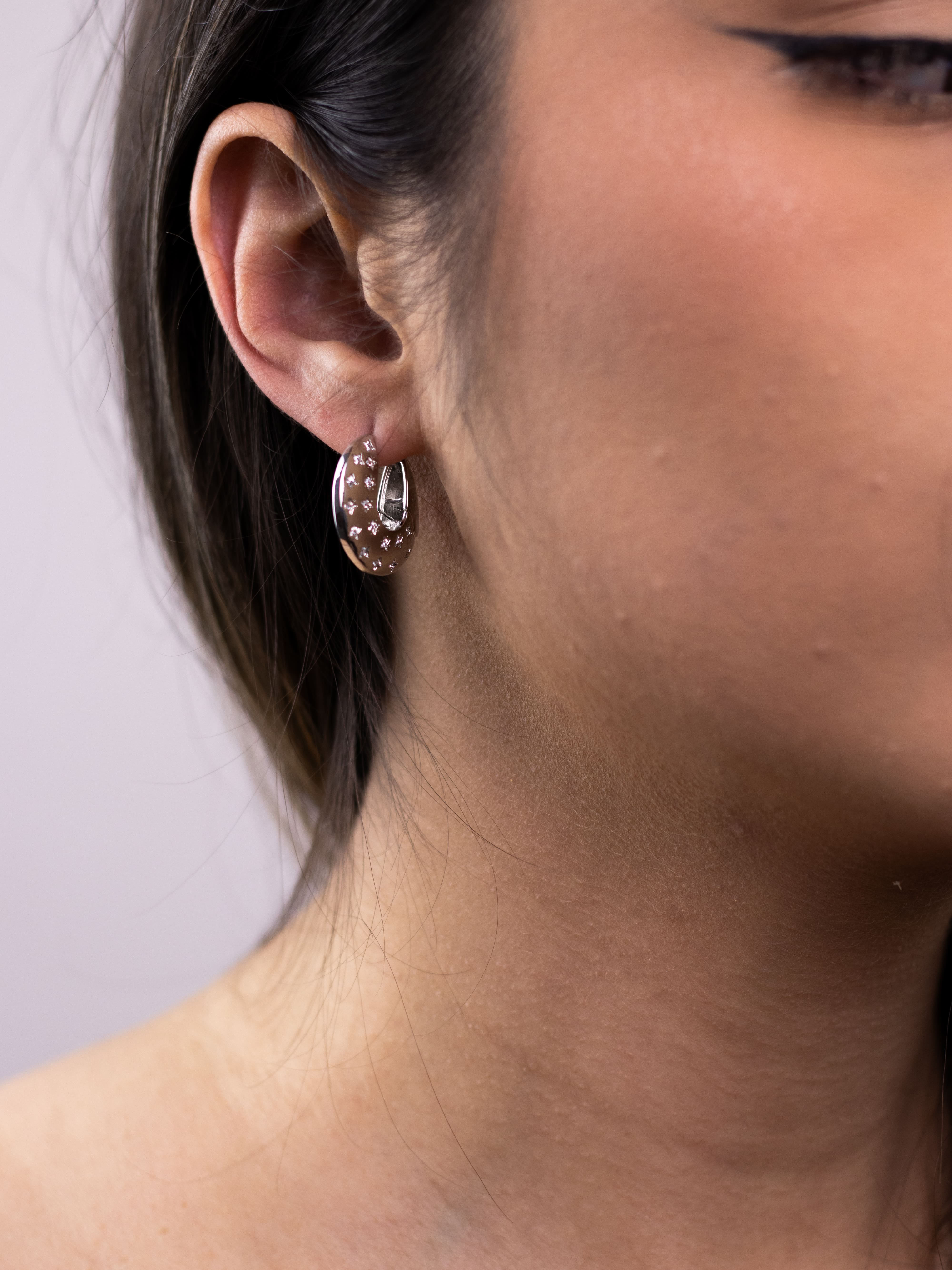 Argola Prata de Metal Lisa com Zircônia Cravejada