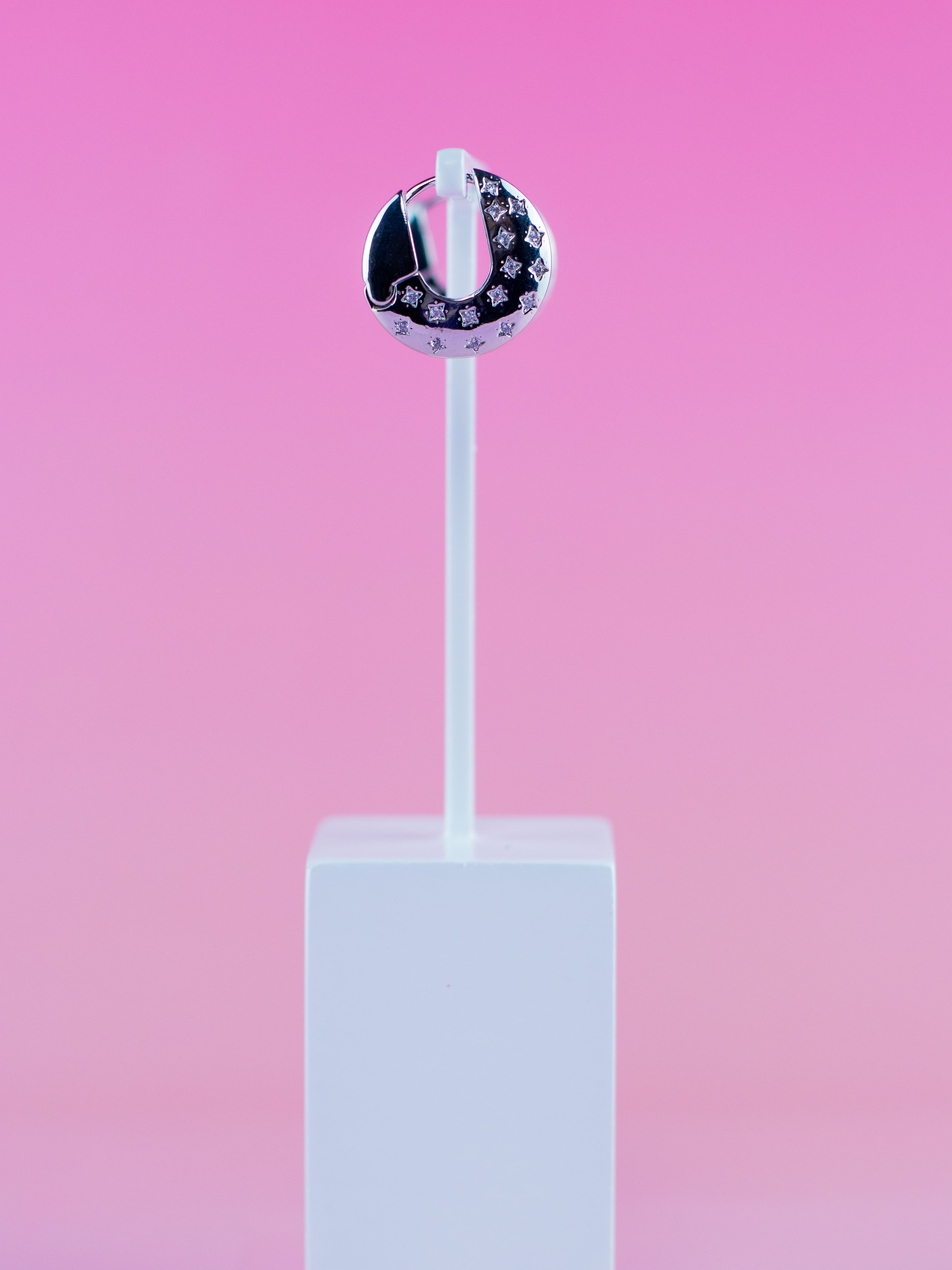 Argola Prata de Metal Lisa com Zircônia Cravejada