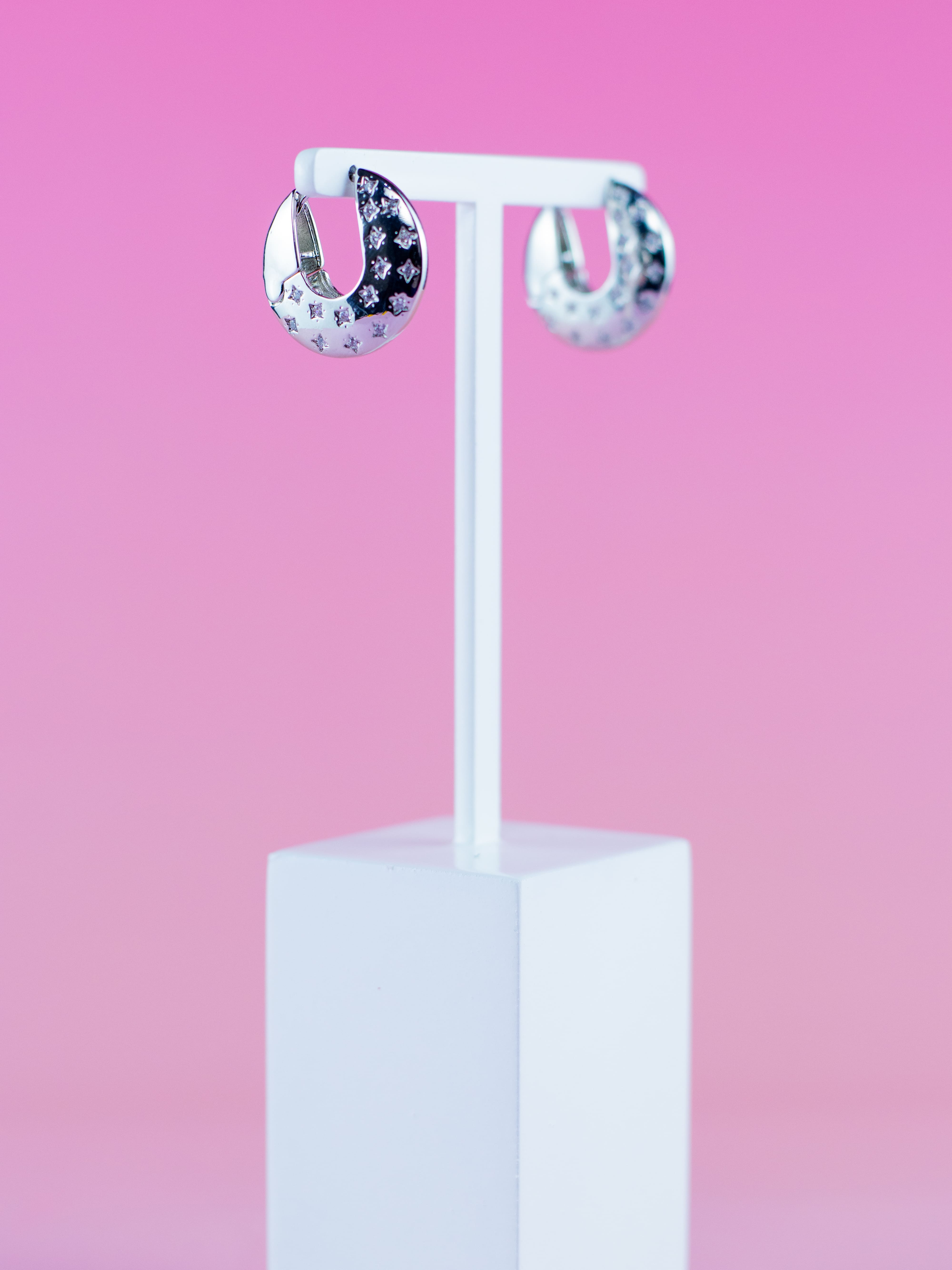 Argola Prata de Metal Lisa com Zircônia Cravejada