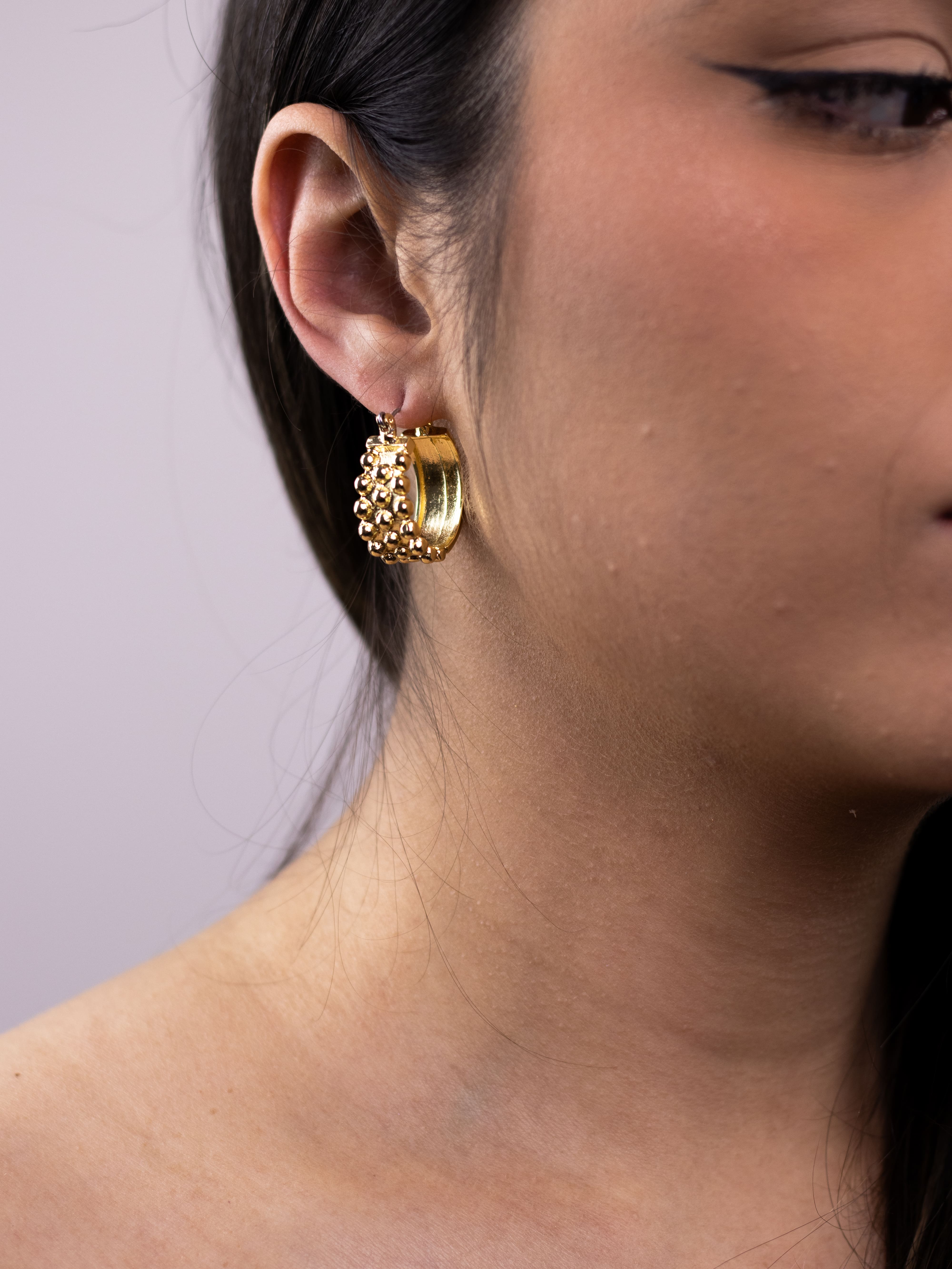 Argola Metal Liso Dourado com Esferas