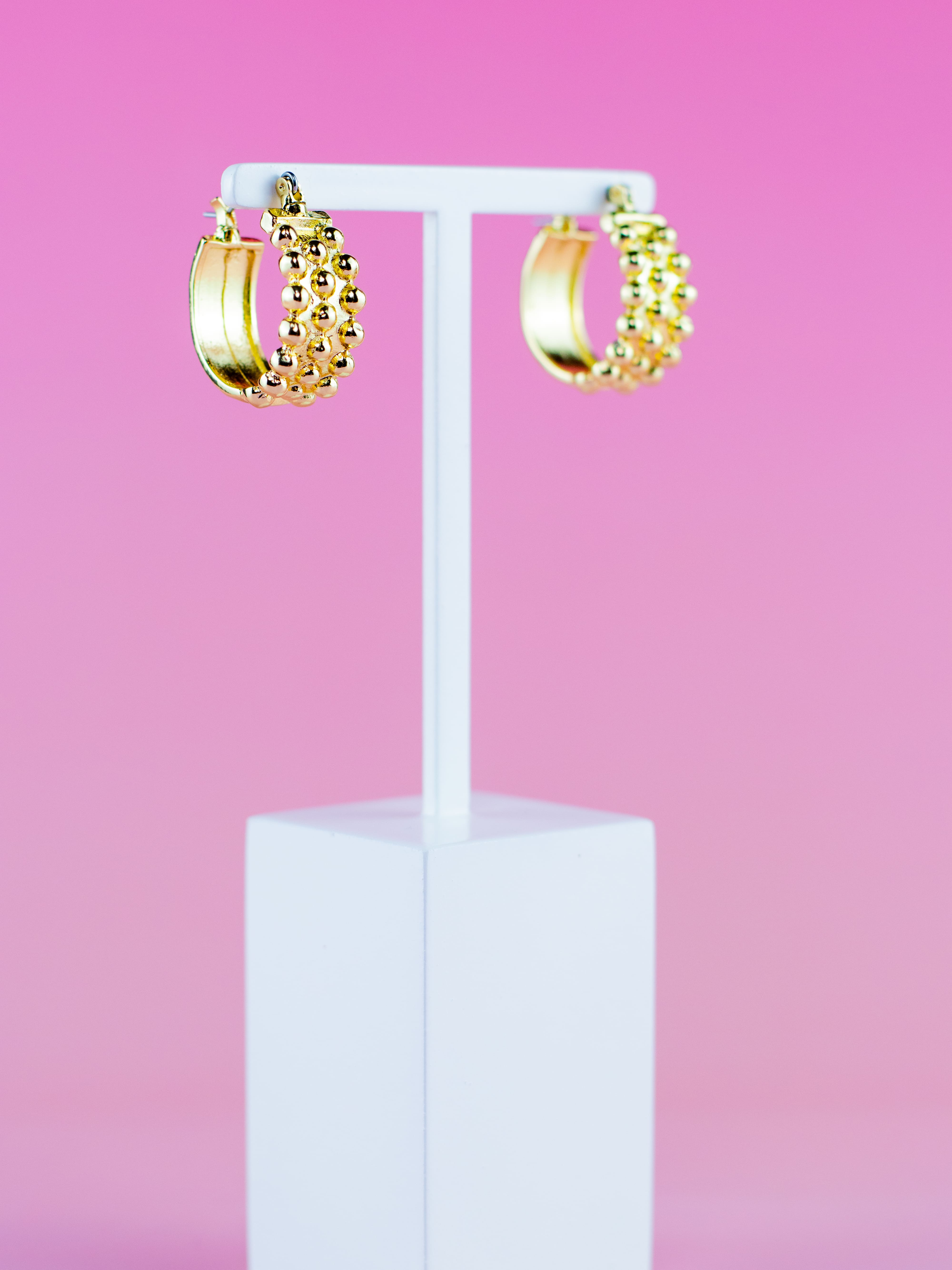 Argola Metal Liso Dourado com Esferas