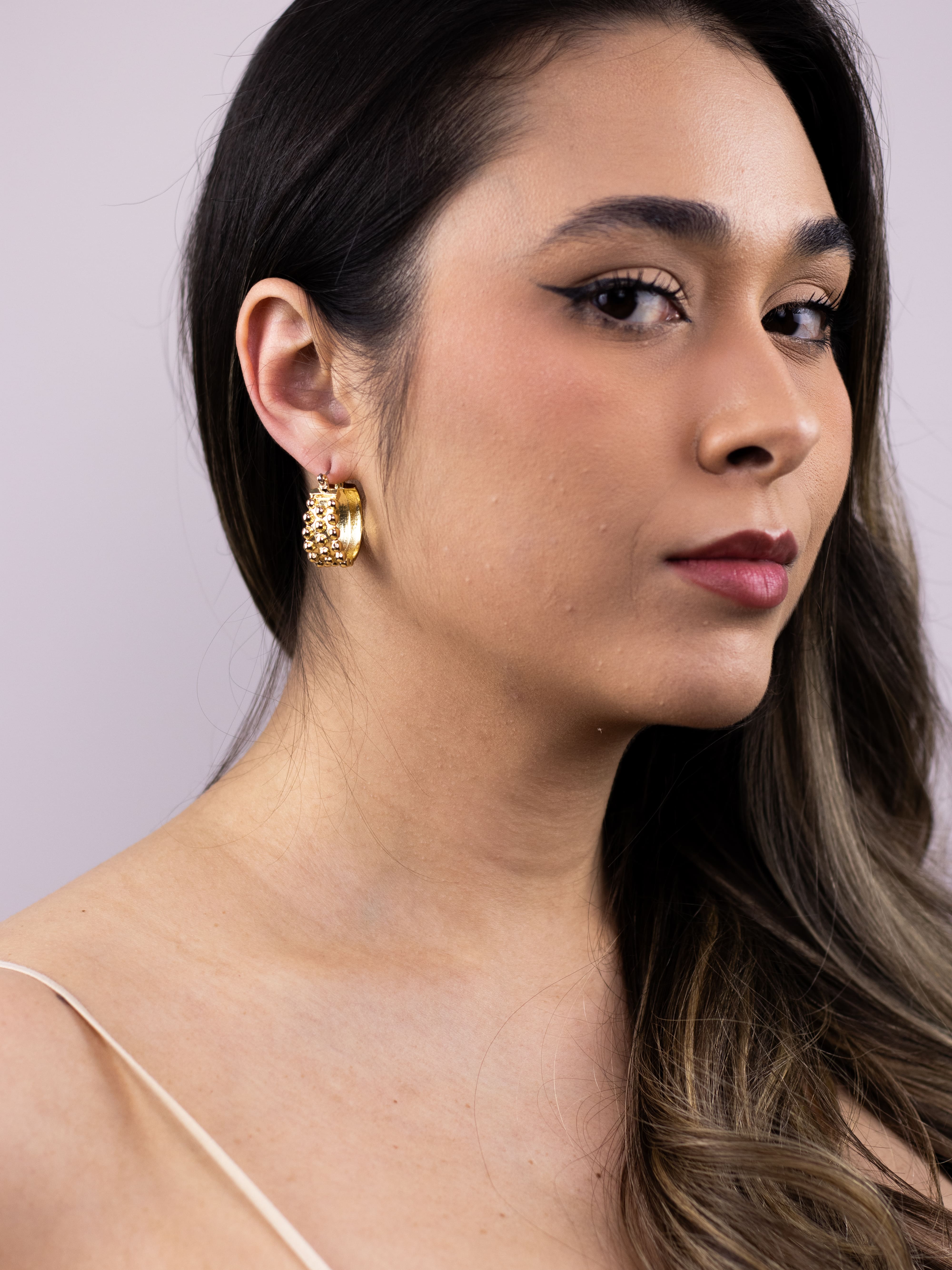 Argola Metal Liso Dourado com Esferas