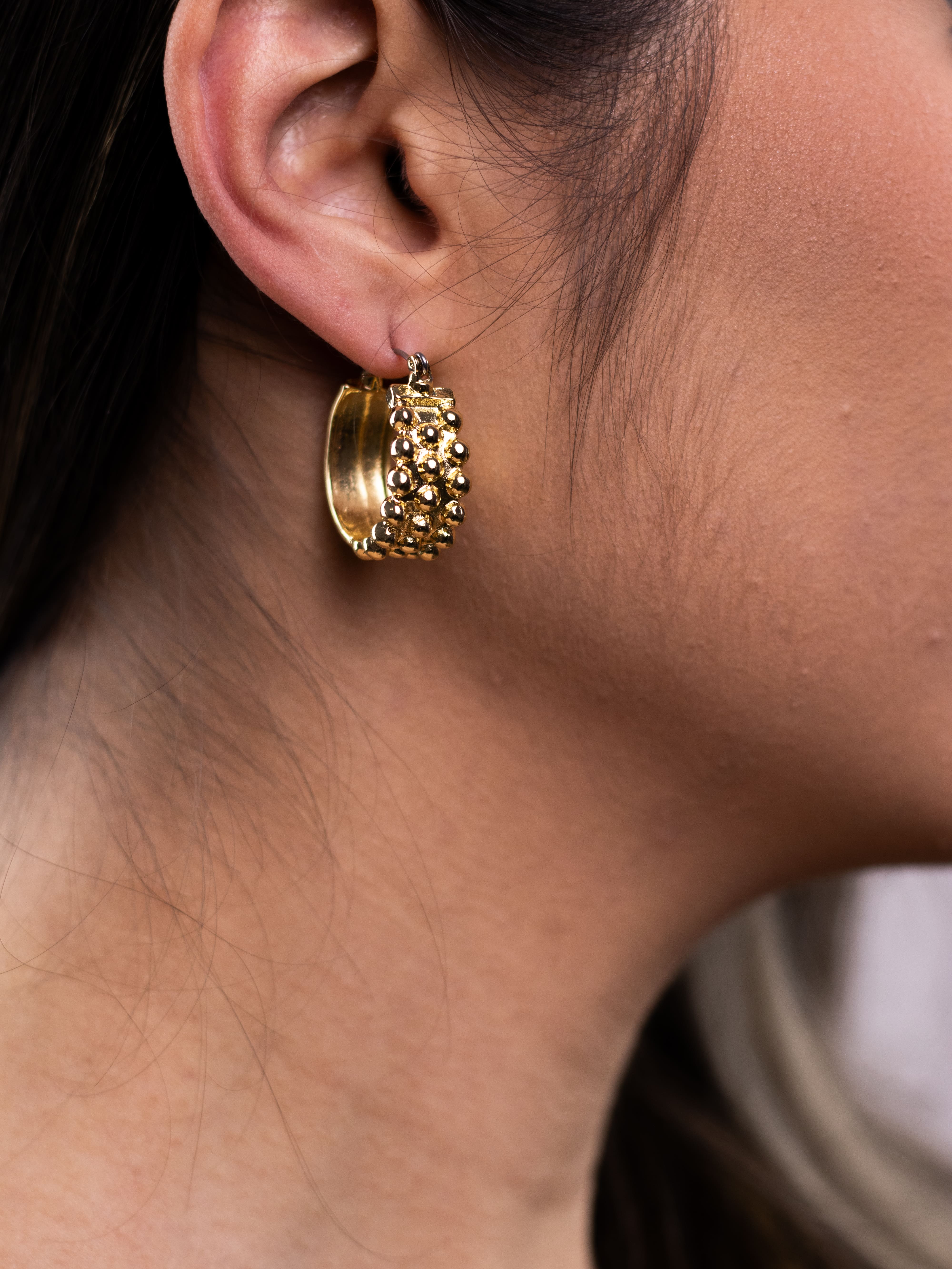 Argola Metal Liso Dourado com Esferas