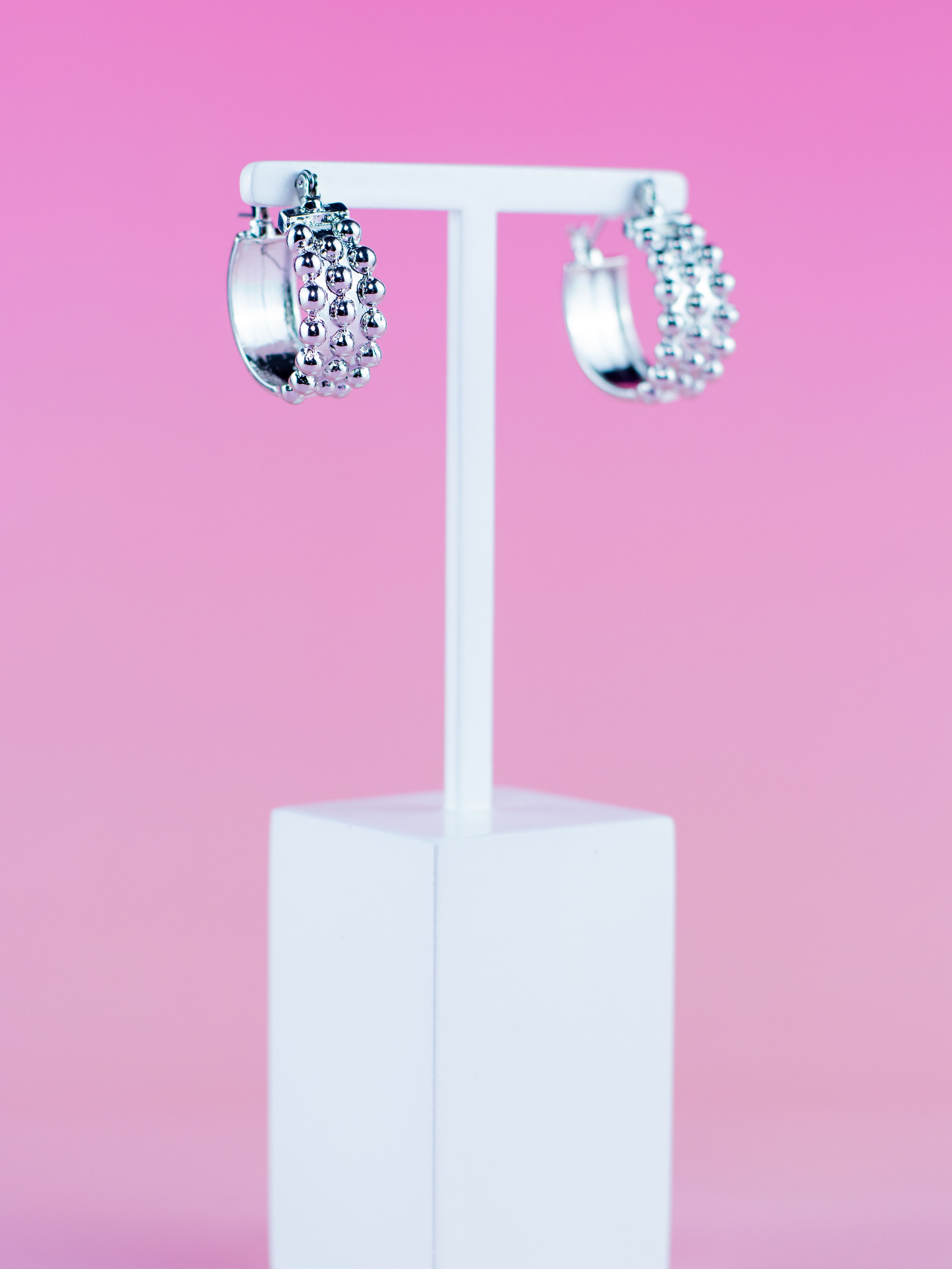 Argola Metal Liso Prata com Esferas