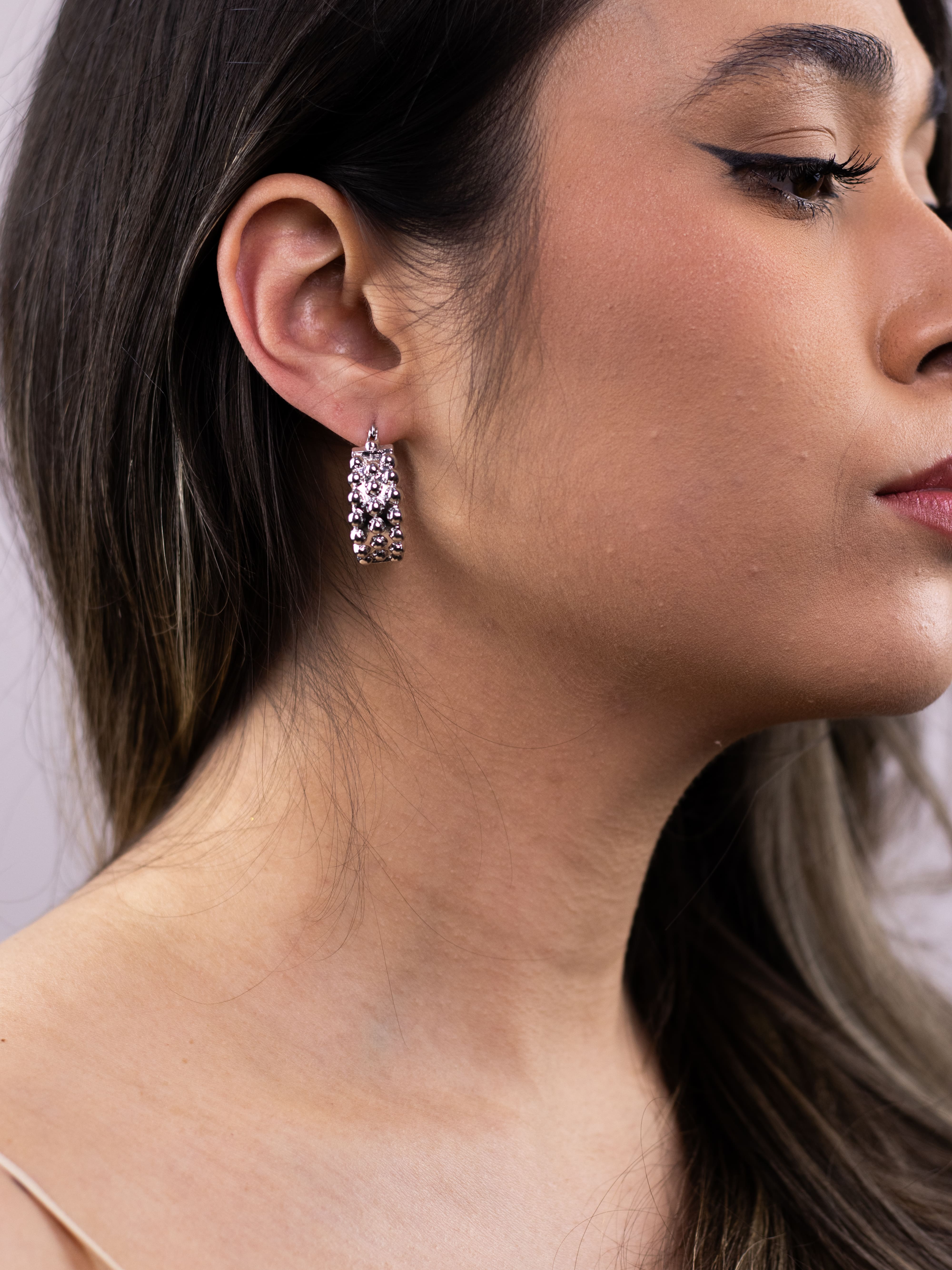 Argola Metal Liso Prata com Esferas