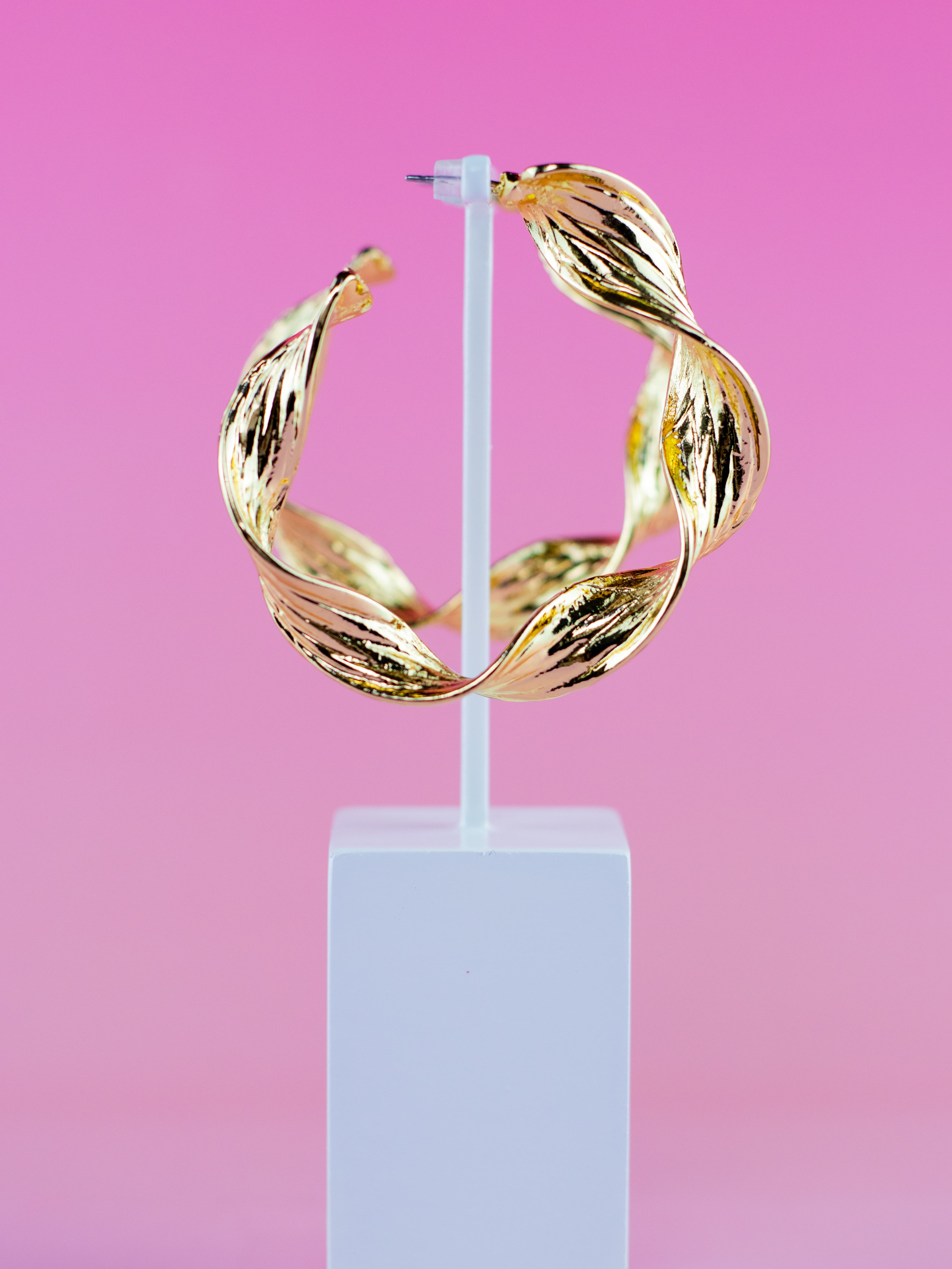 Argola de Metal Lisa Dourada Torcida