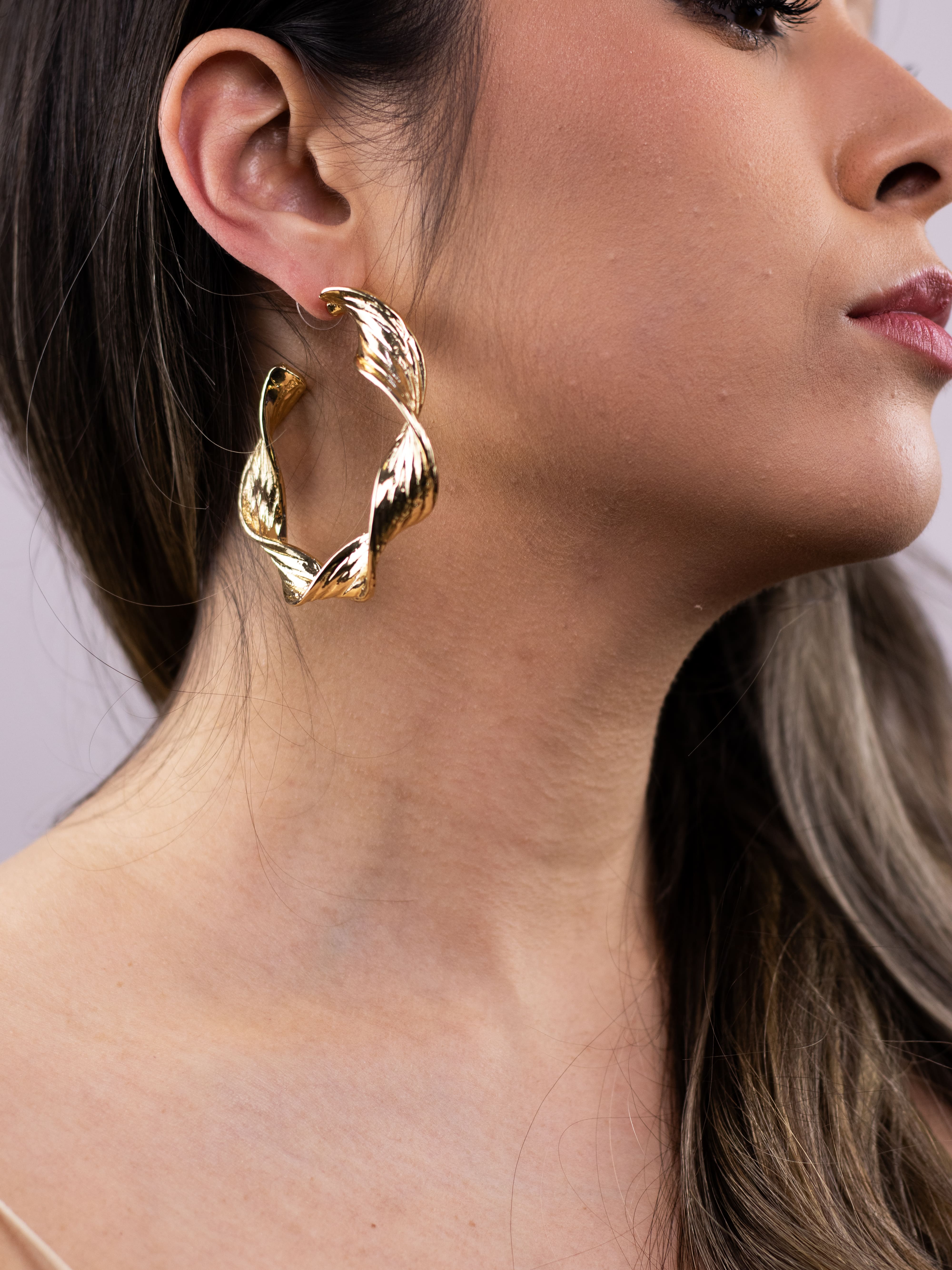 Argola de Metal Lisa Dourada Torcida