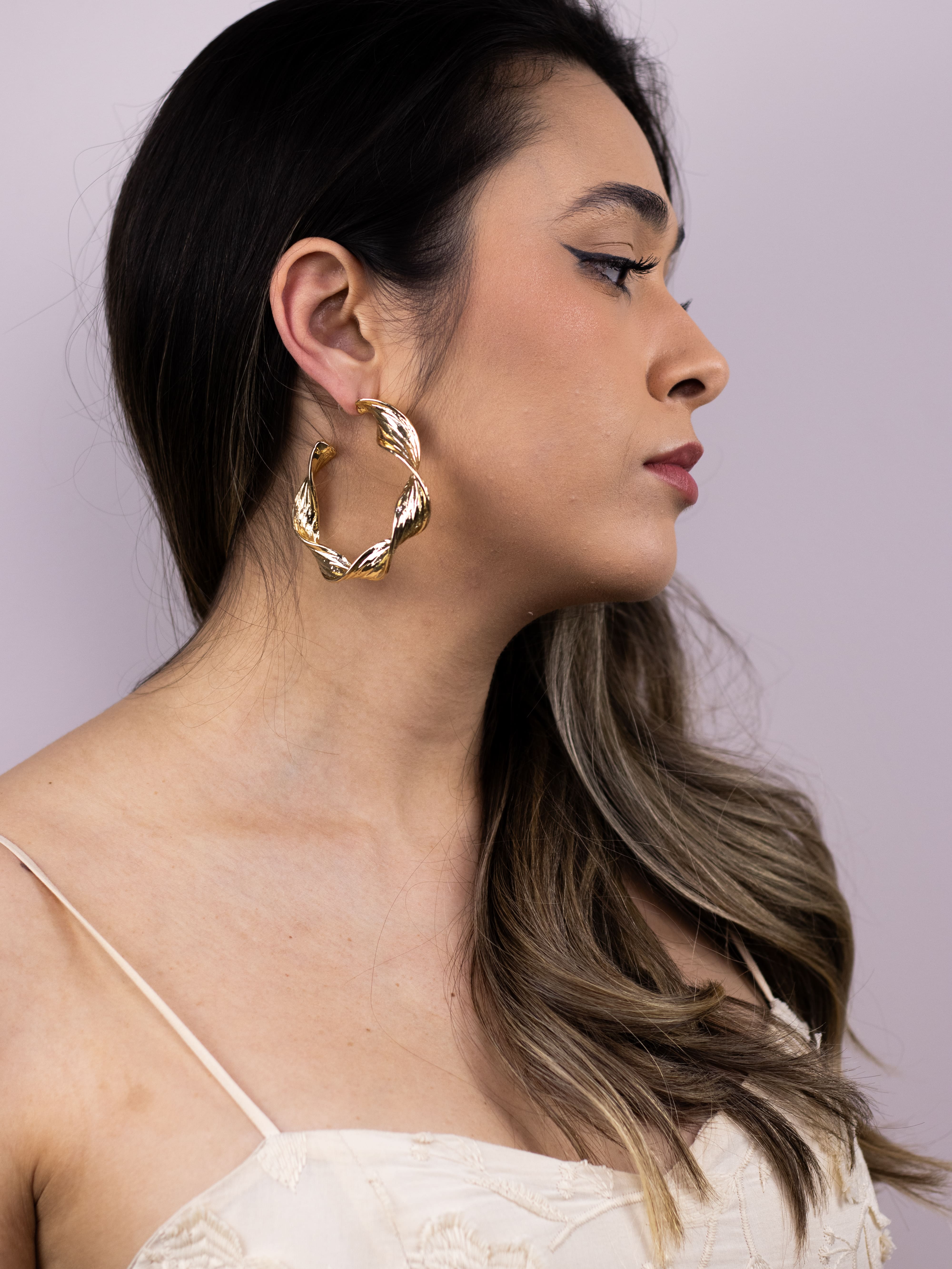 Argola de Metal Lisa Dourada Torcida